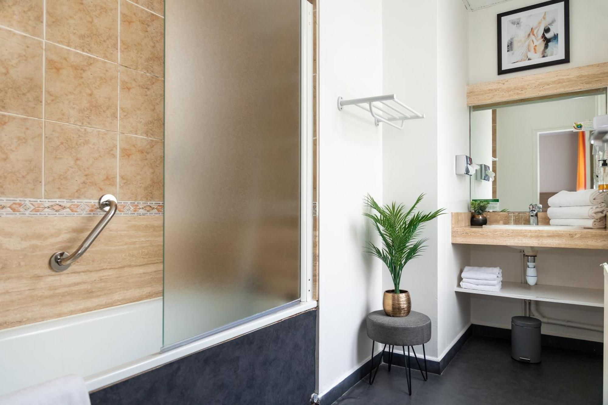 Classic Triple Room Bath Skipper Building