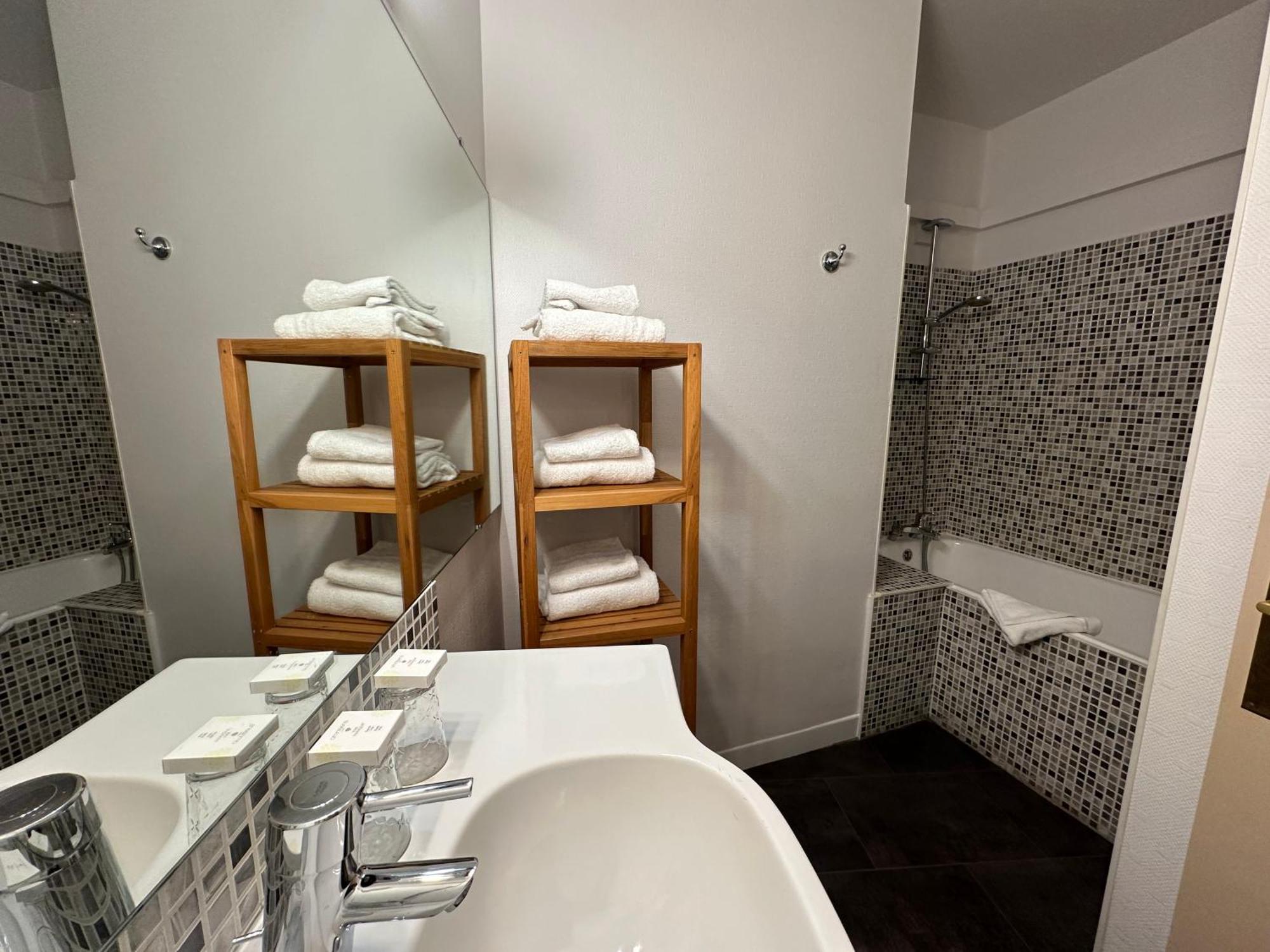 Salon Quadruple Room