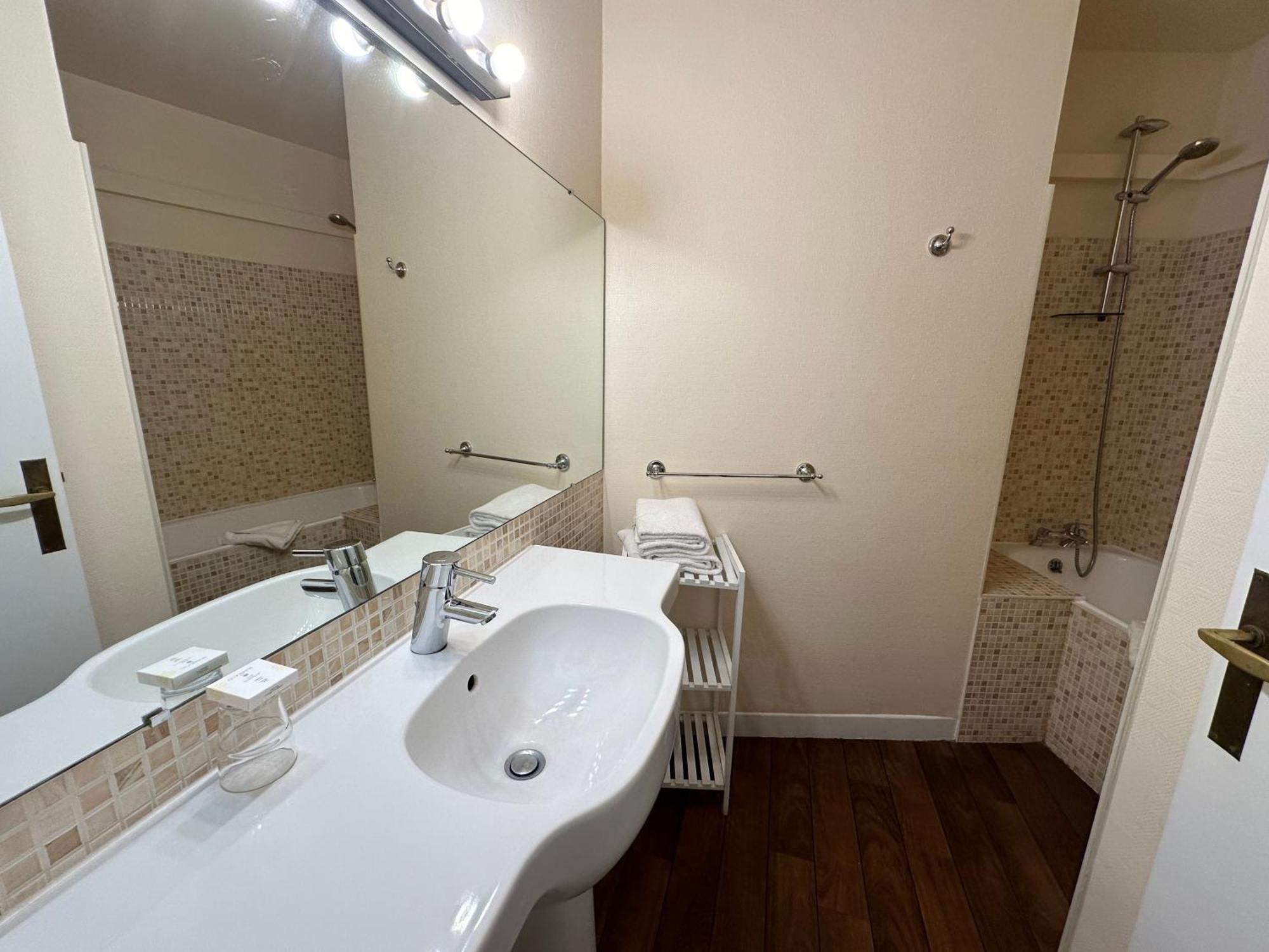 Salon Quadruple Room