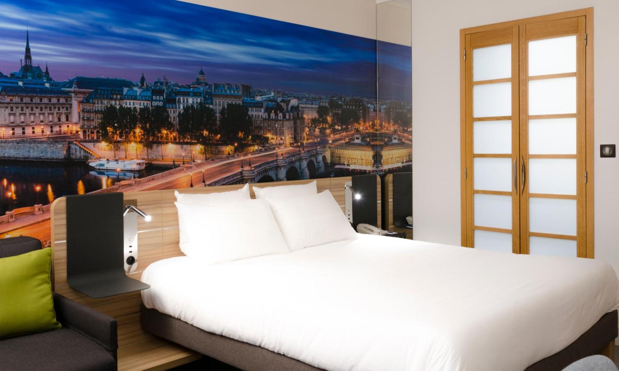 Habitación Superior con cama grande y sofá de 2 plazas