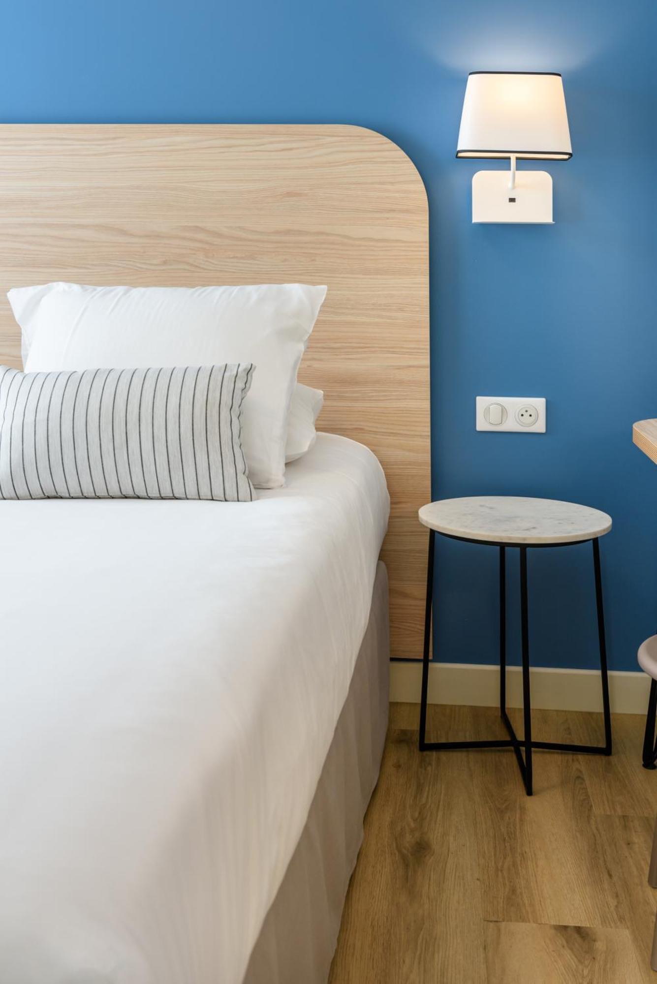 One-Bedroom Apartment separate toilet