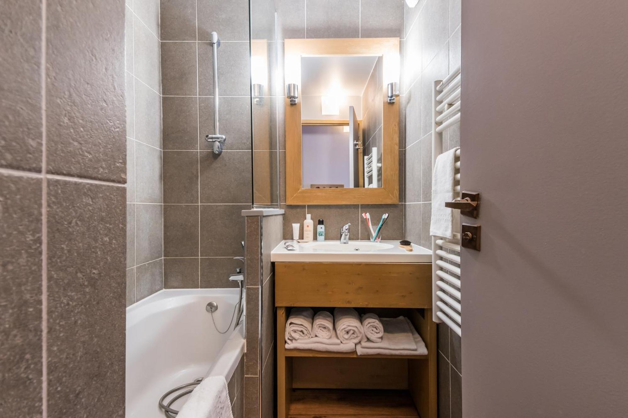 One-Bedroom Apartment with Sleeping Alcove (6 People) - South Side