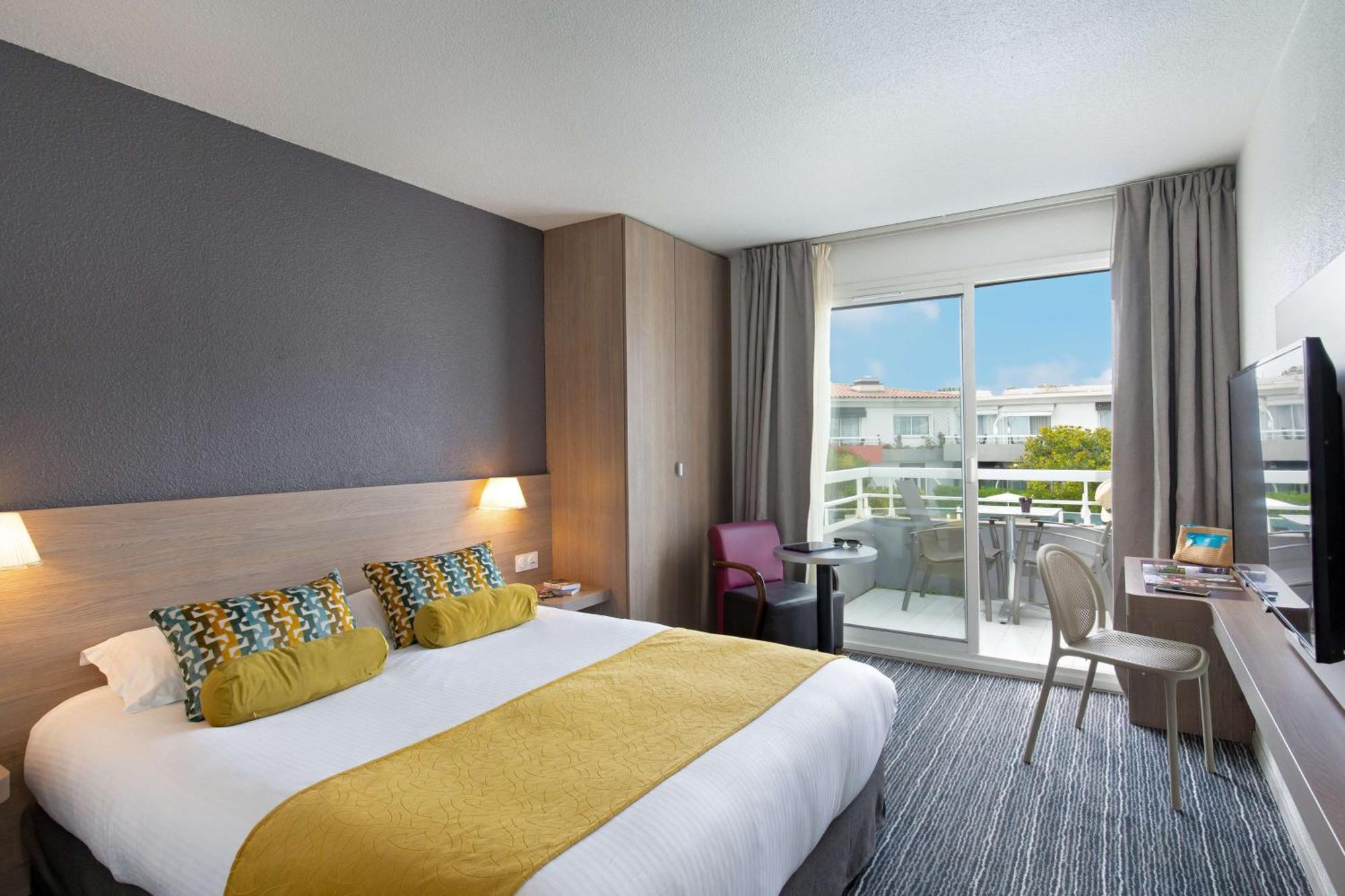 Queen Room with Pool Side,1556722048:JPEG