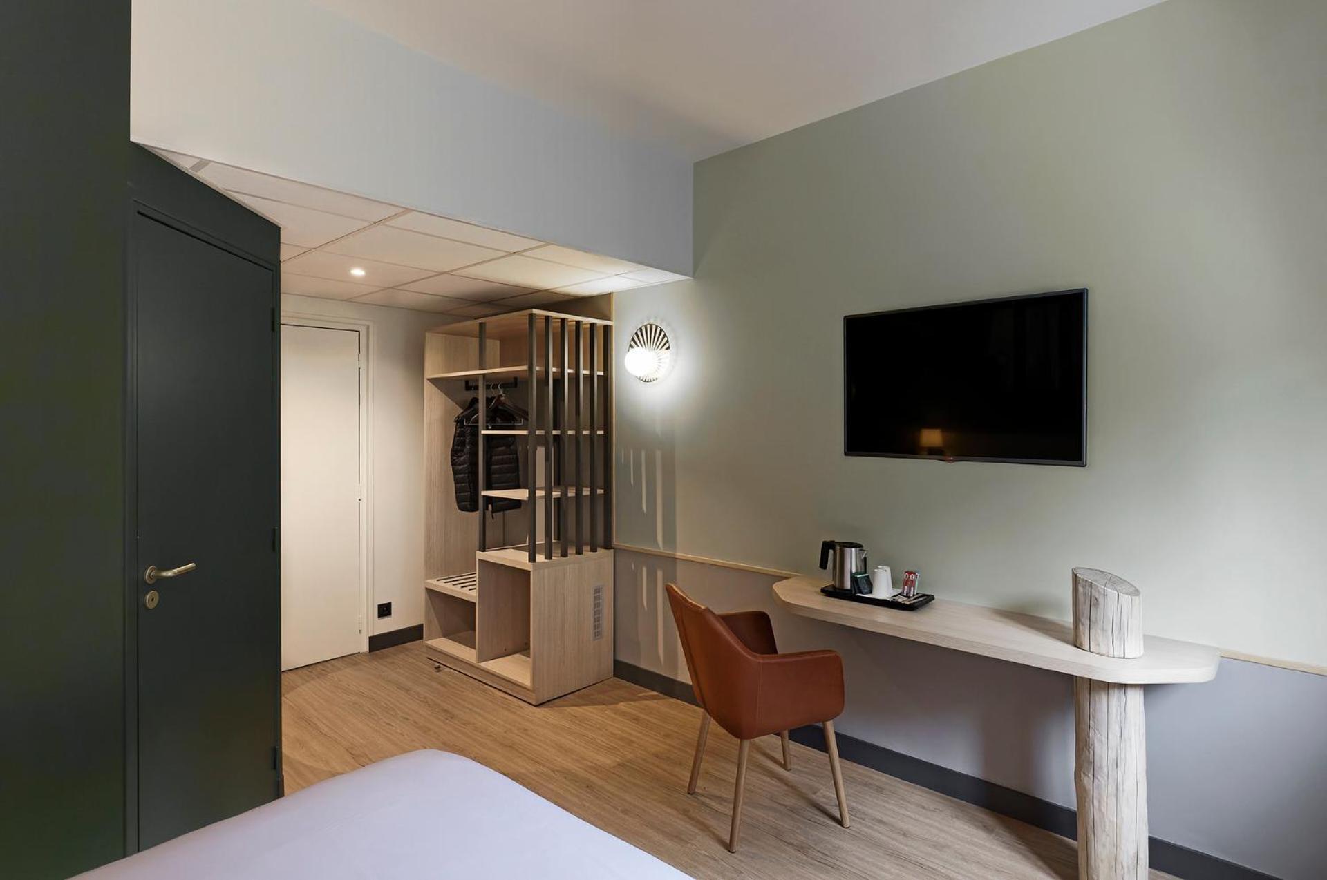 Street Side Superior Room Double Bed Twin Beds