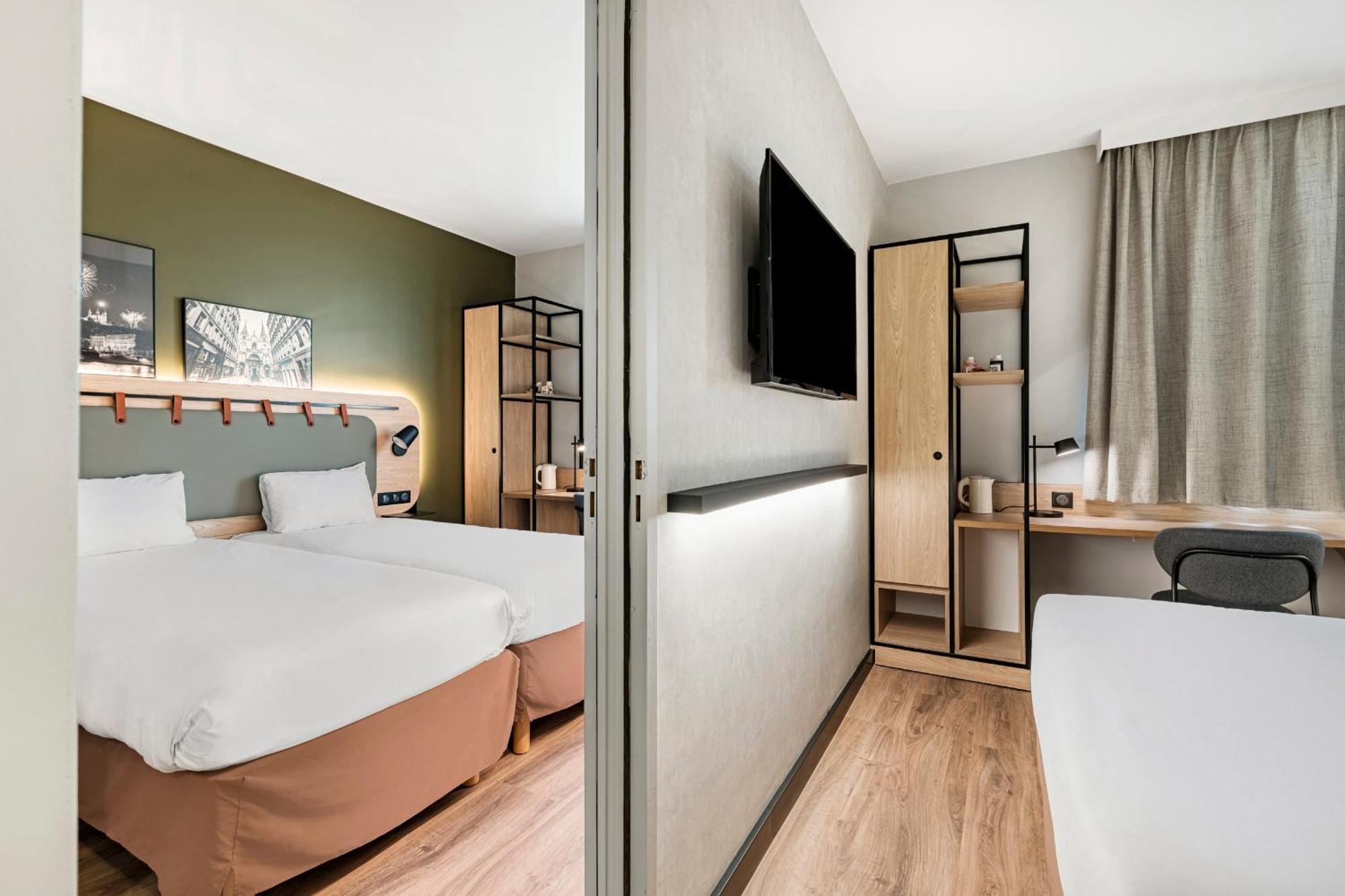 Quadruple Room with One Double Bed and Two Single Beds or Sofa Bed,1594669373:JPEG