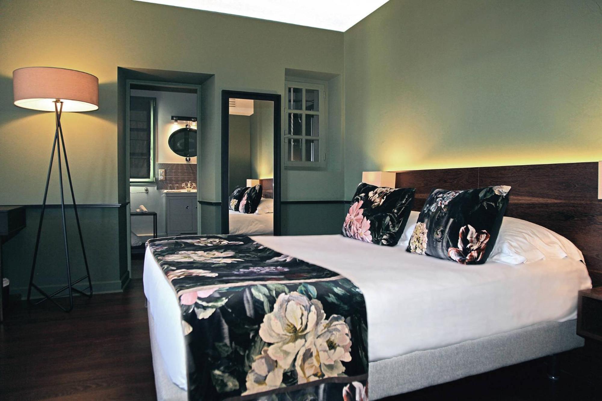 Superior Double Room Bath,1686557307:JPEG