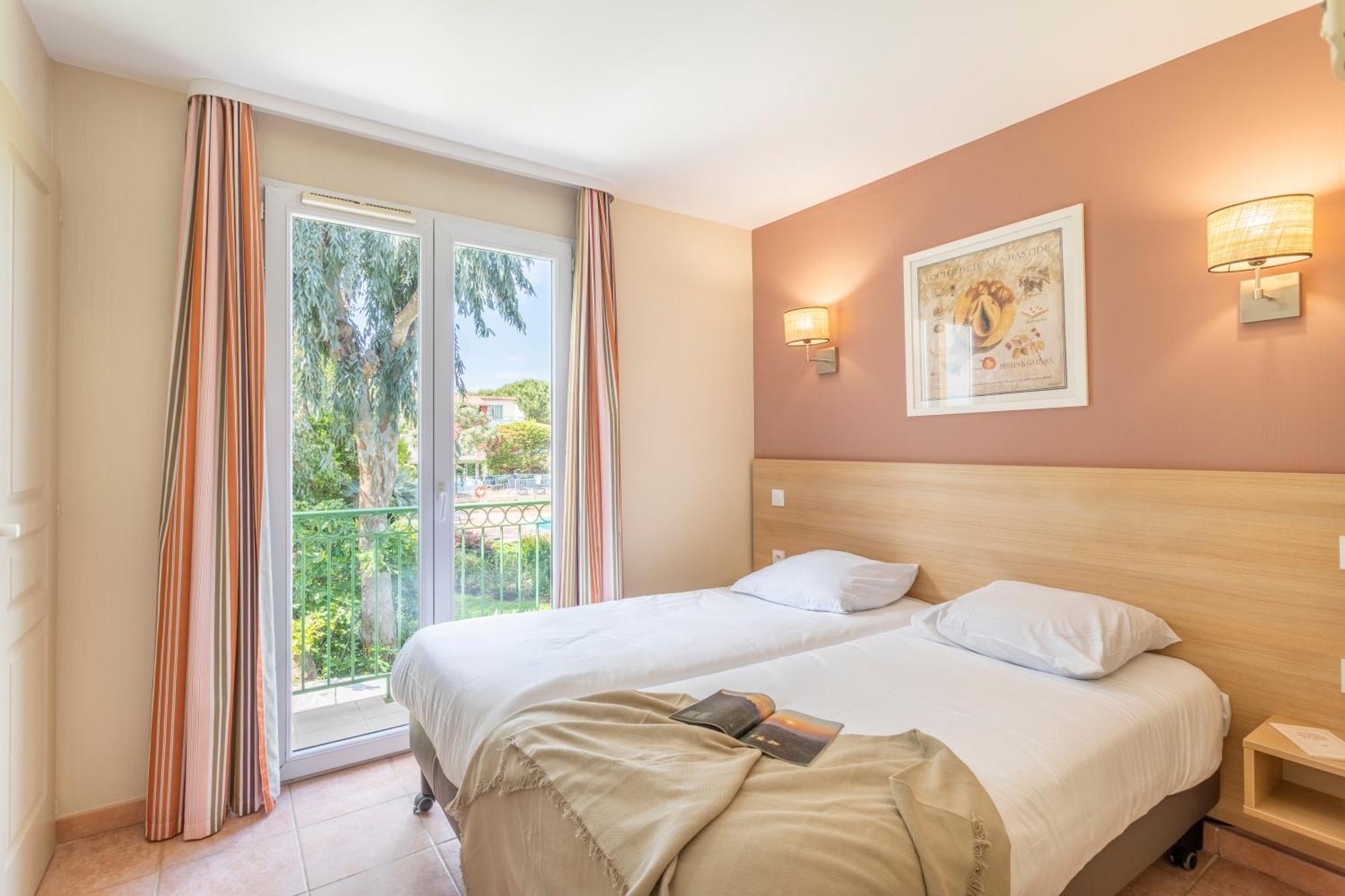 Two-Bedroom Triplex House with Sleeping Alcove, Air Conditioning and Terrace (8 People)
