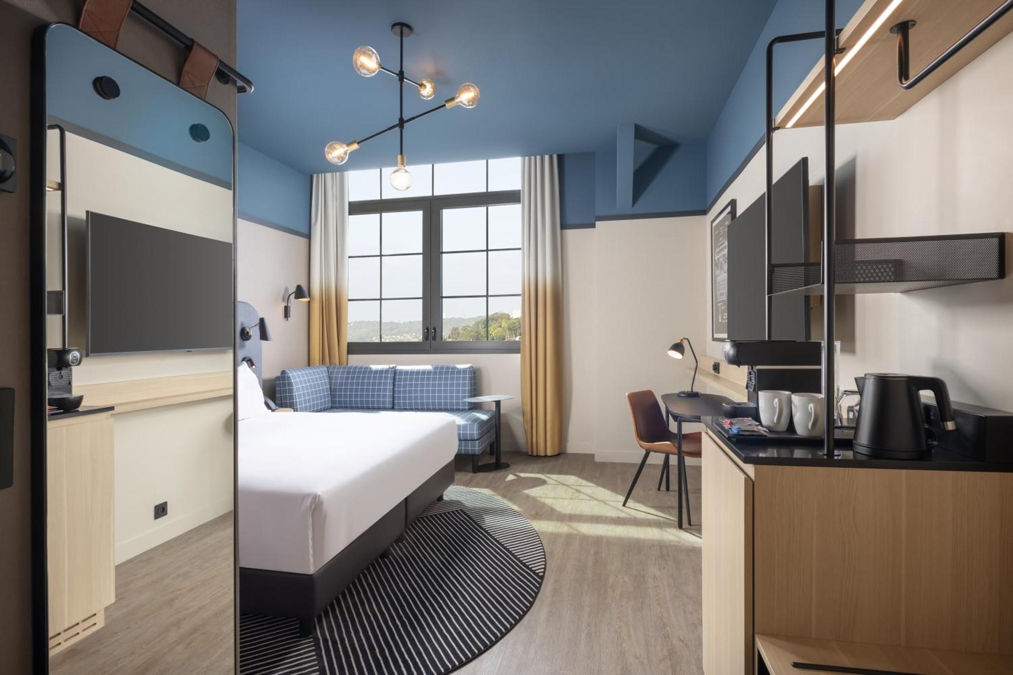 Deluxe King Room City View