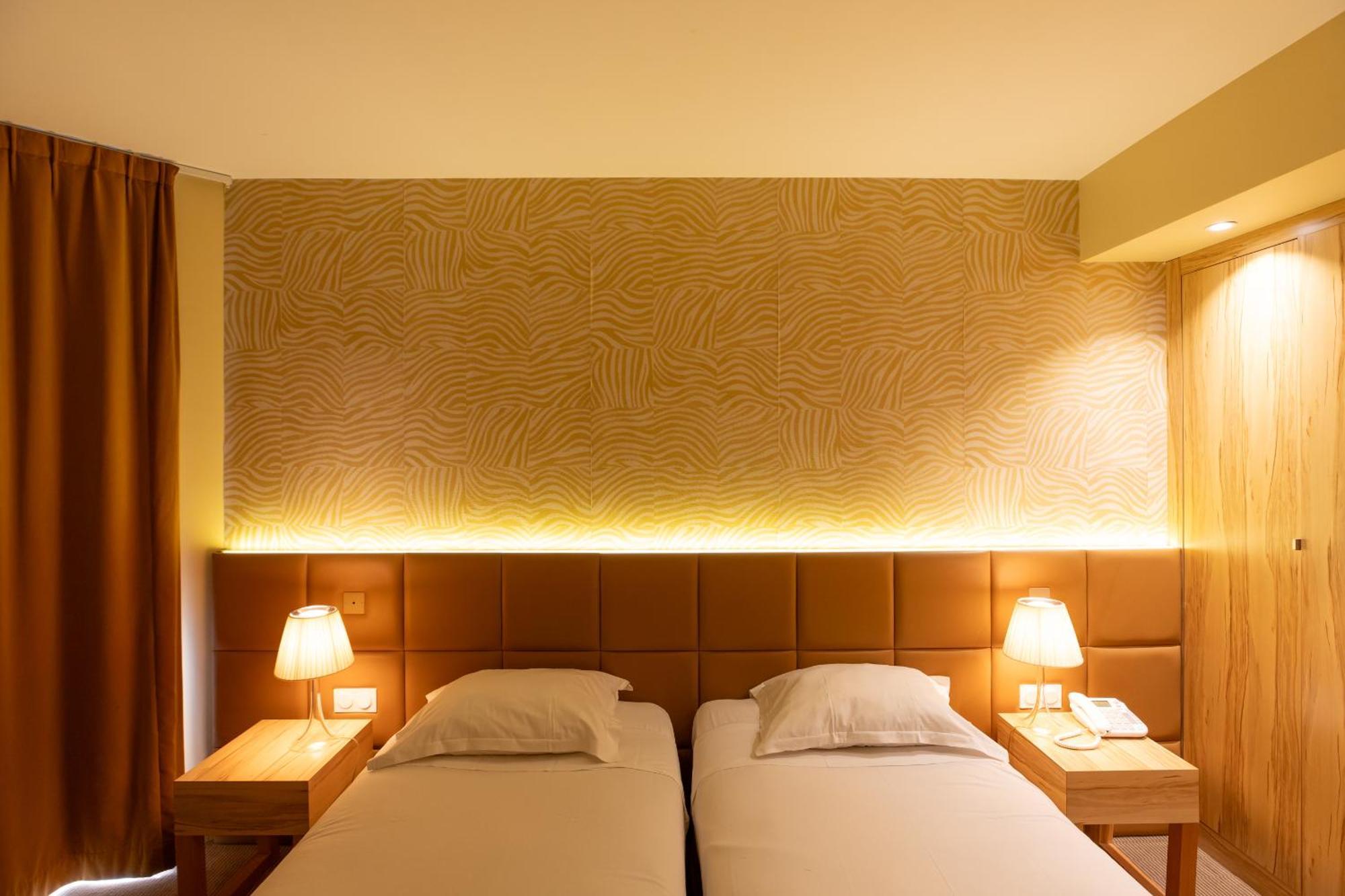 Comfort King Room One King Two Single Beds Private Patio