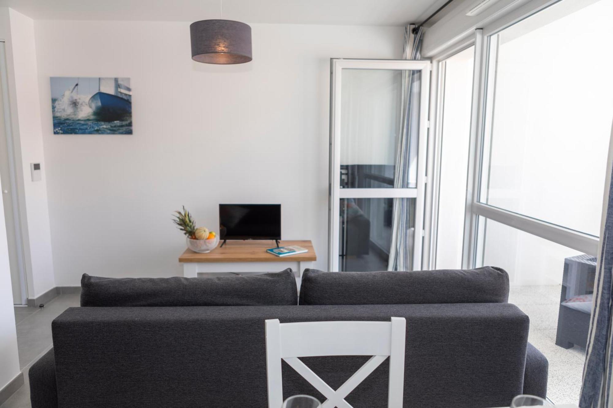 One-Bedroom Apartment Lake View