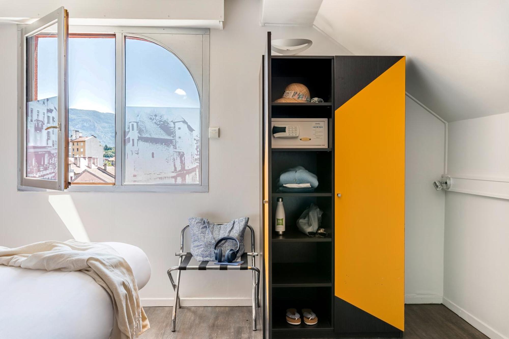Two Adjacent Double Rooms non communicating