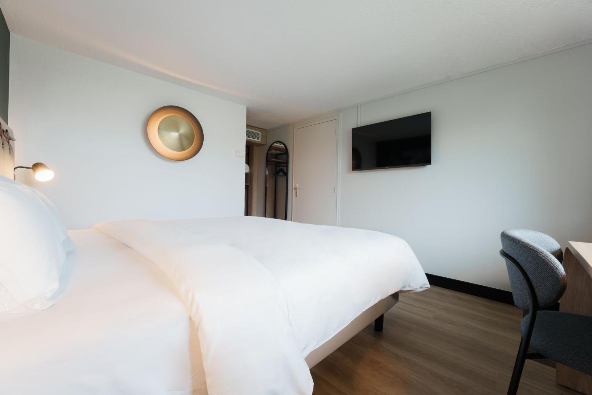 Standard Room 1 Queen Bed