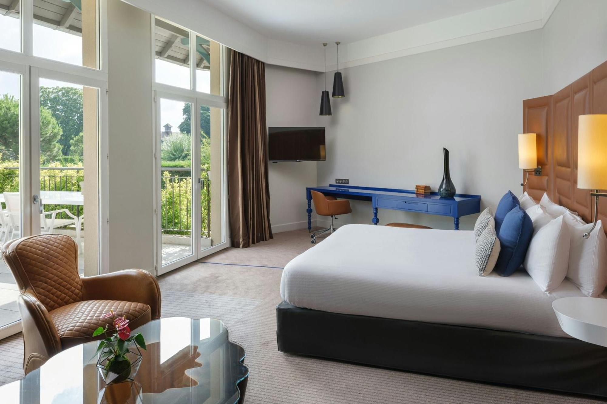 Junior King Suite One King Bed Garden View