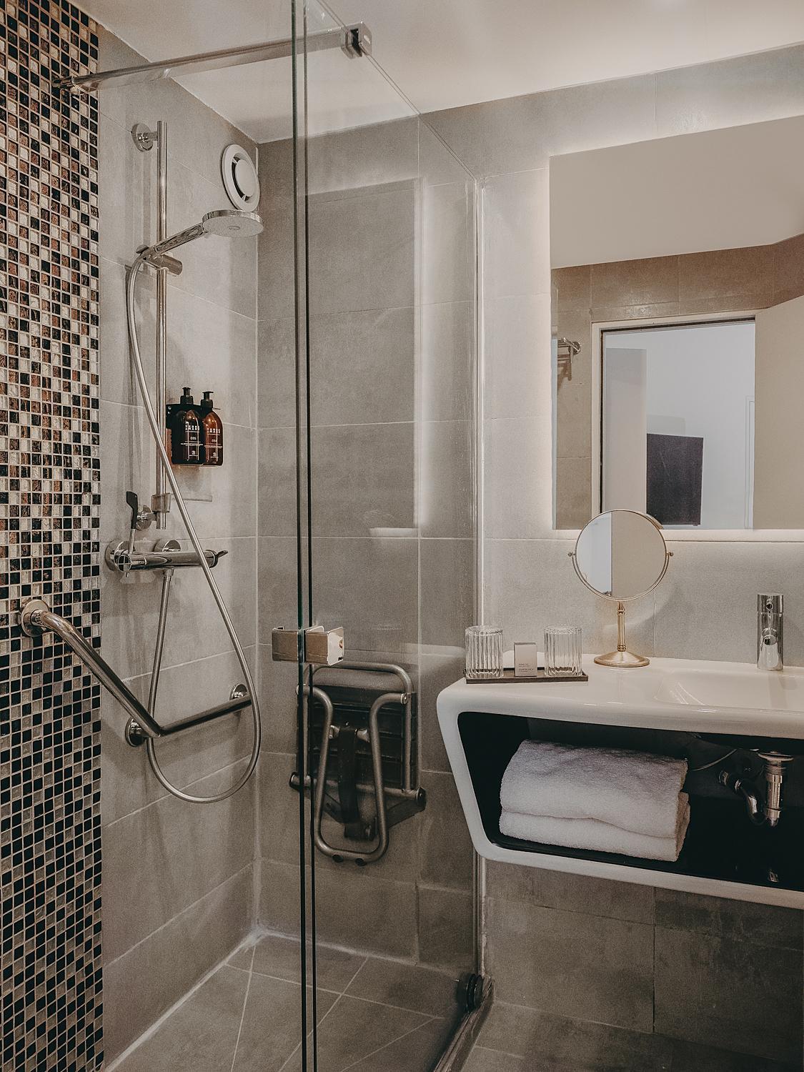 Two Adjacent Rooms,1654245457:JPEG