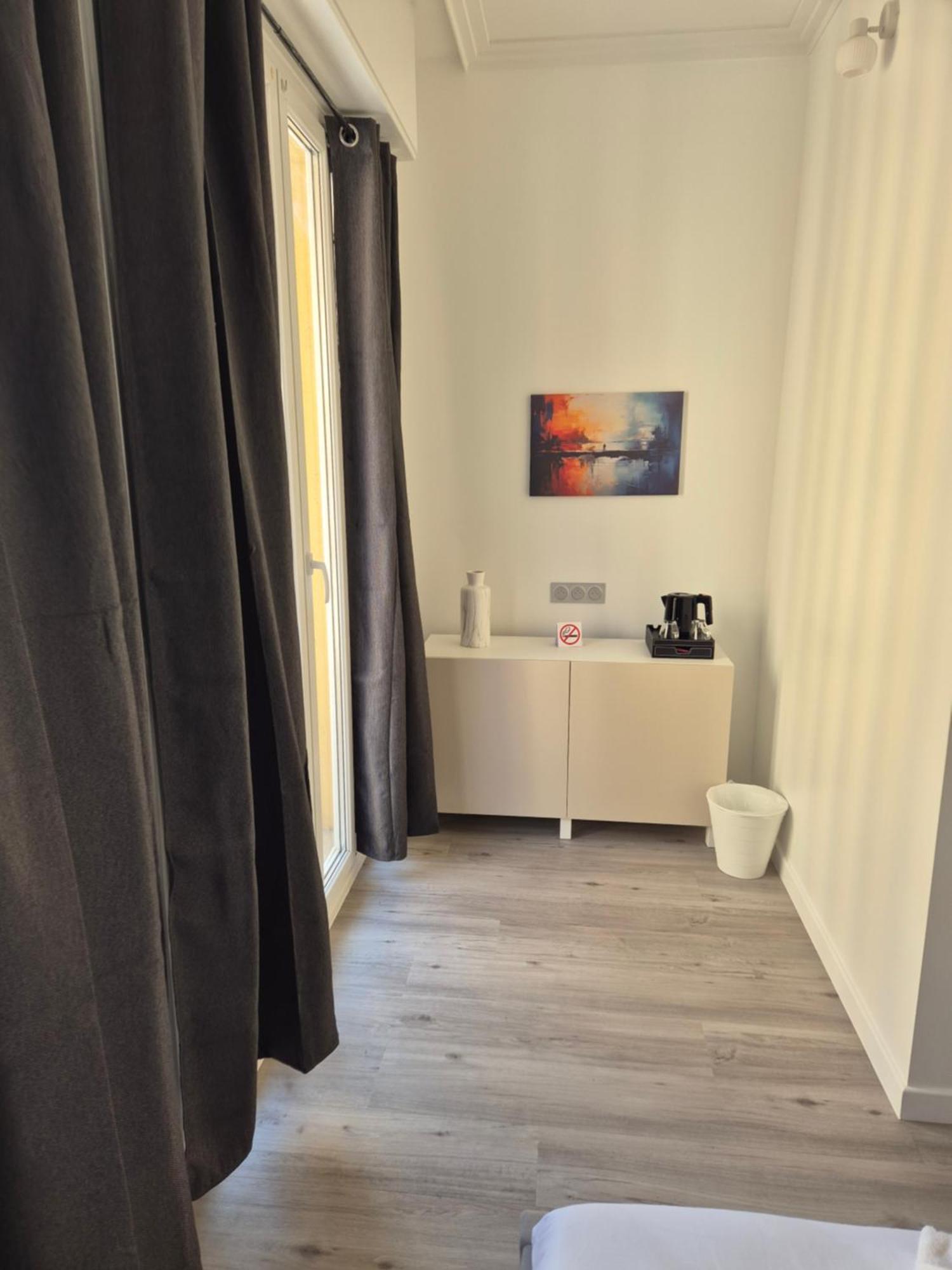 Habitación con cama extragrande y balcón