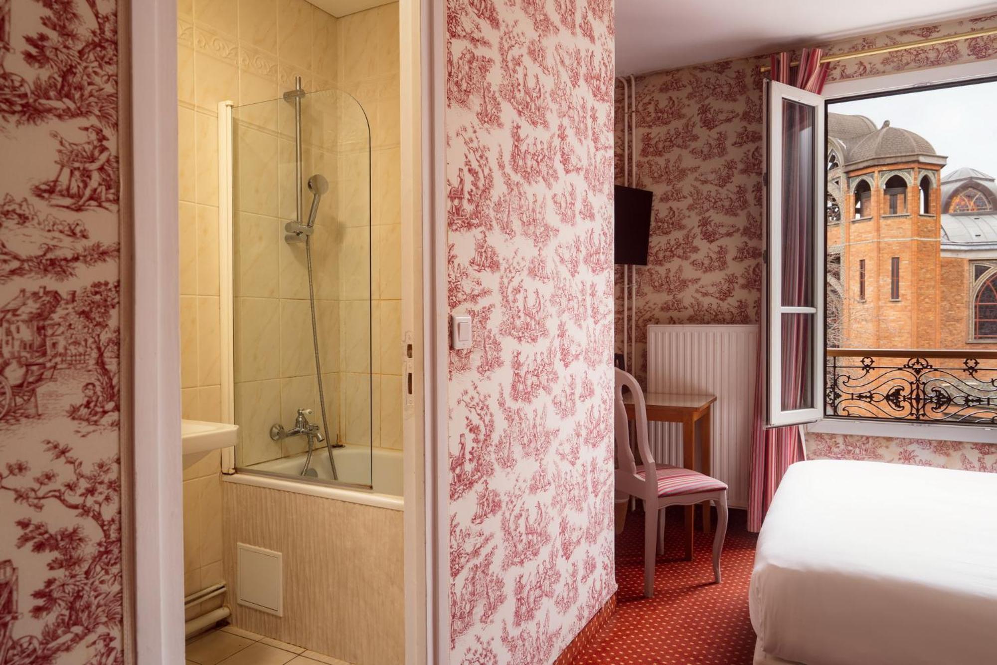 Deluxe Double or Twin Room with Partial Eiffel Tower or Sacré Coeur View