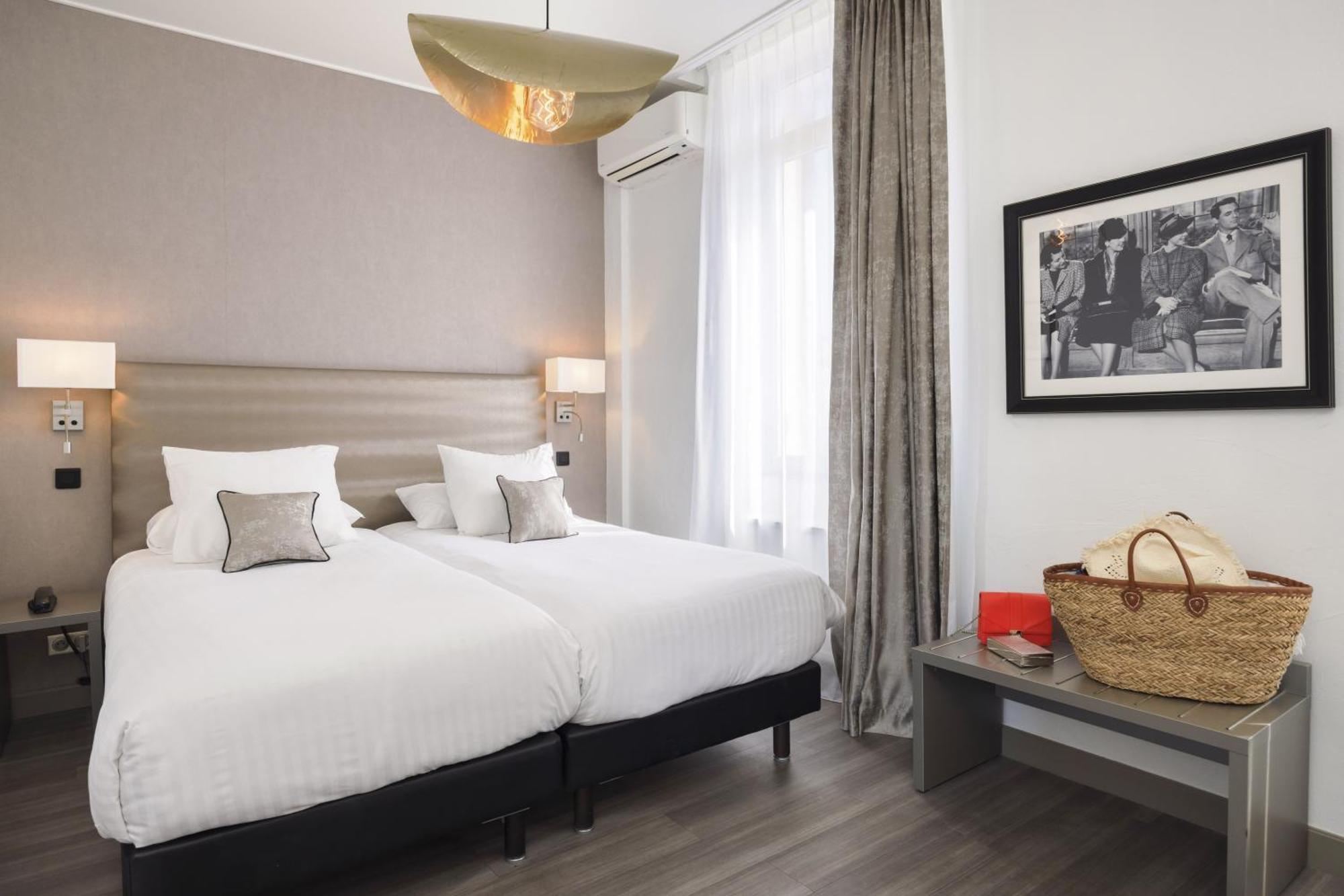 Deluxe Room with One Queen and One Single Bed - Non-Smoking,1662974366:JPEG