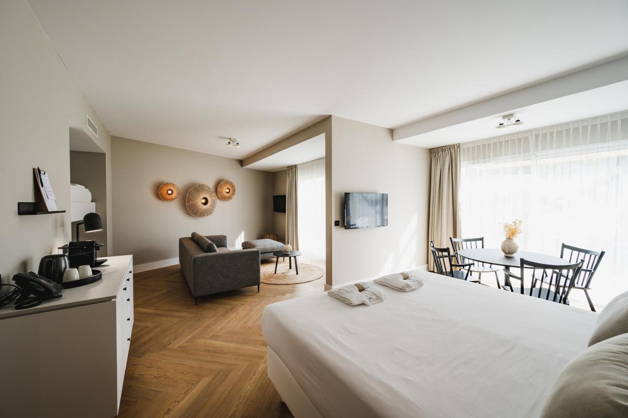 Superior Family Suite with Bathtub,1664765928:JPEG