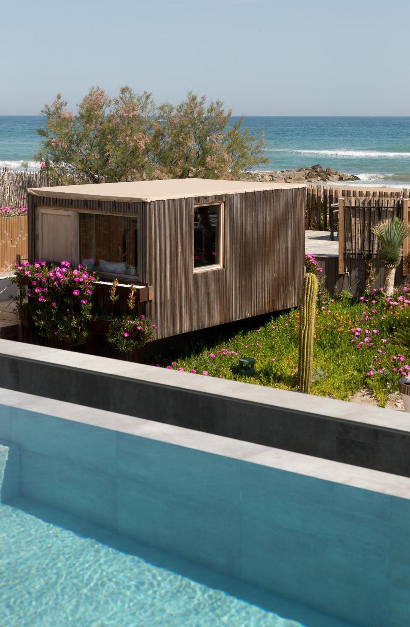 Bungalow Beach Front external bathroom