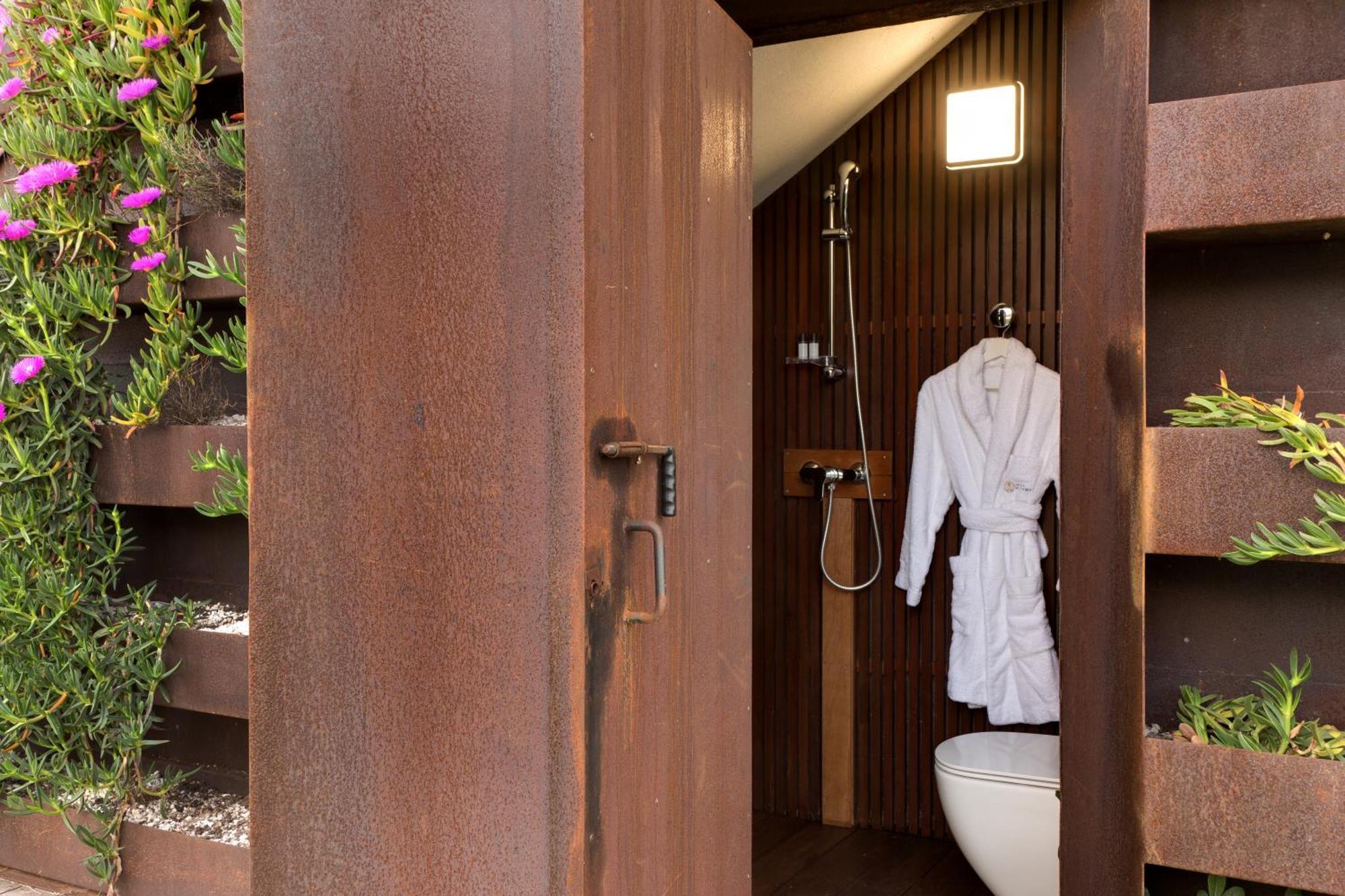 Bungalow Beach Front external bathroom