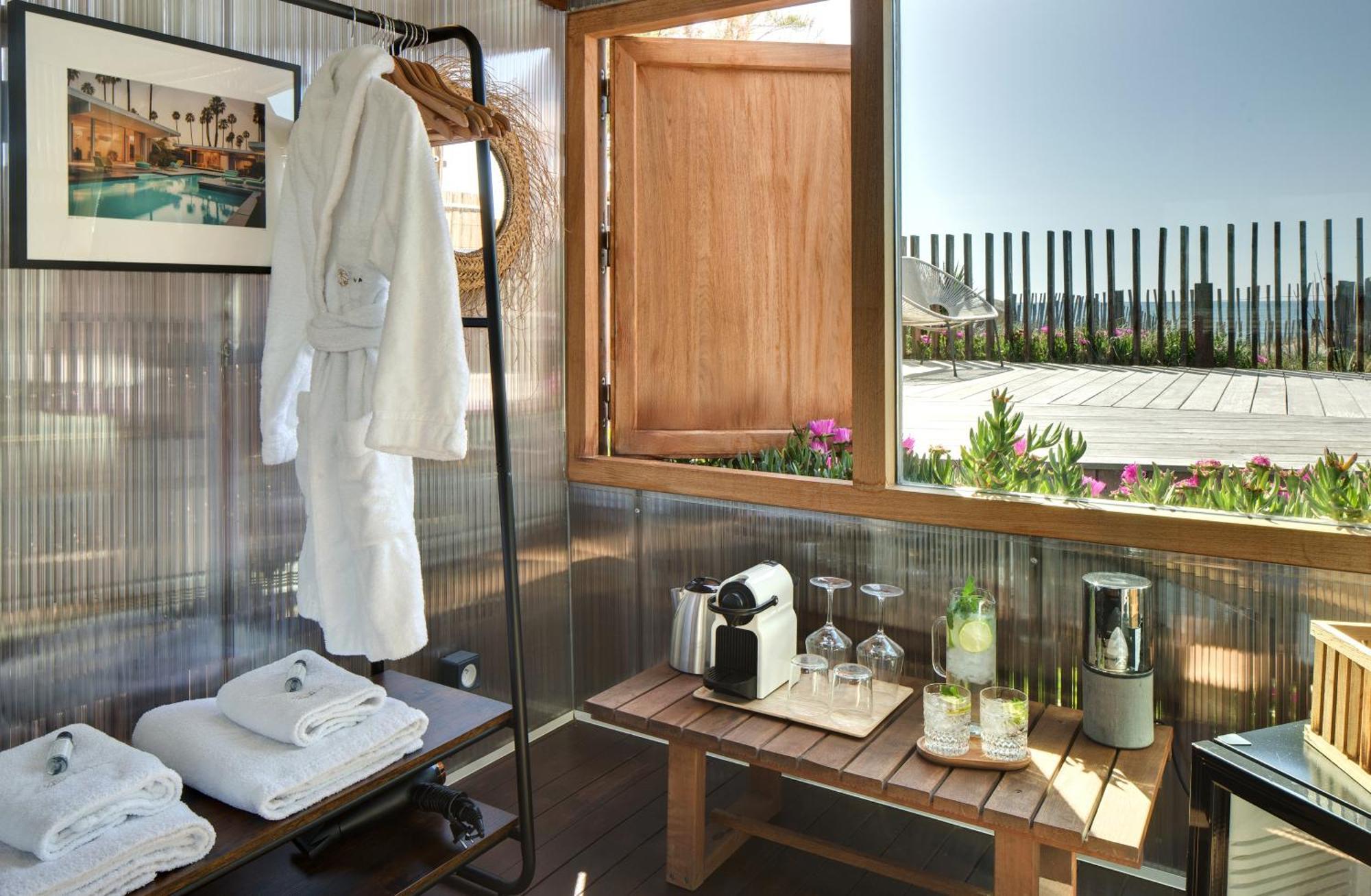 Bungalow Beach Front external bathroom
