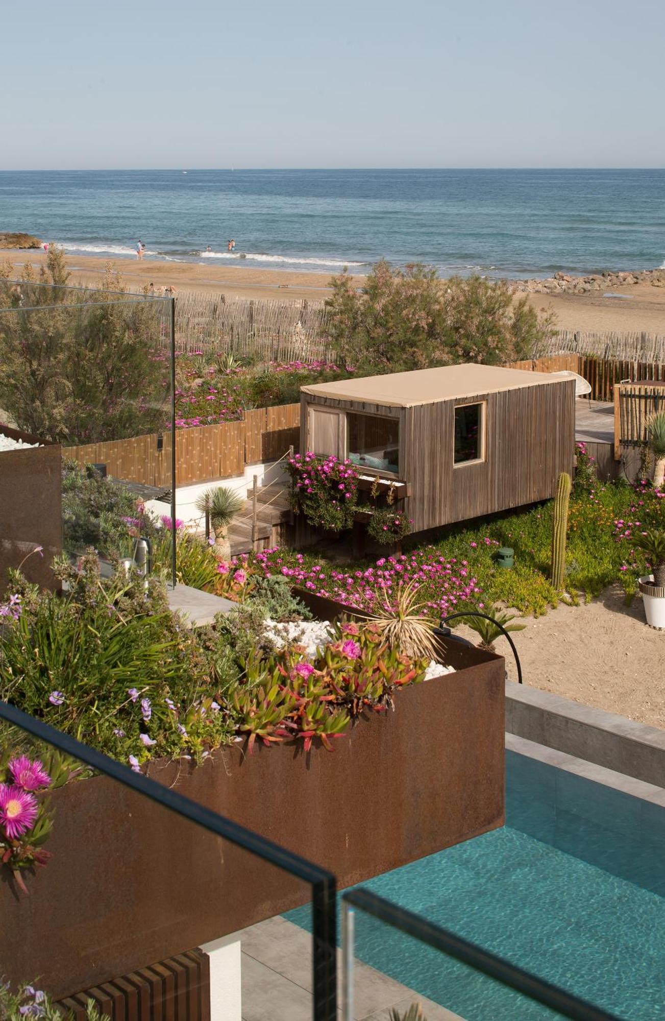 Bungalow Beach Front external bathroom