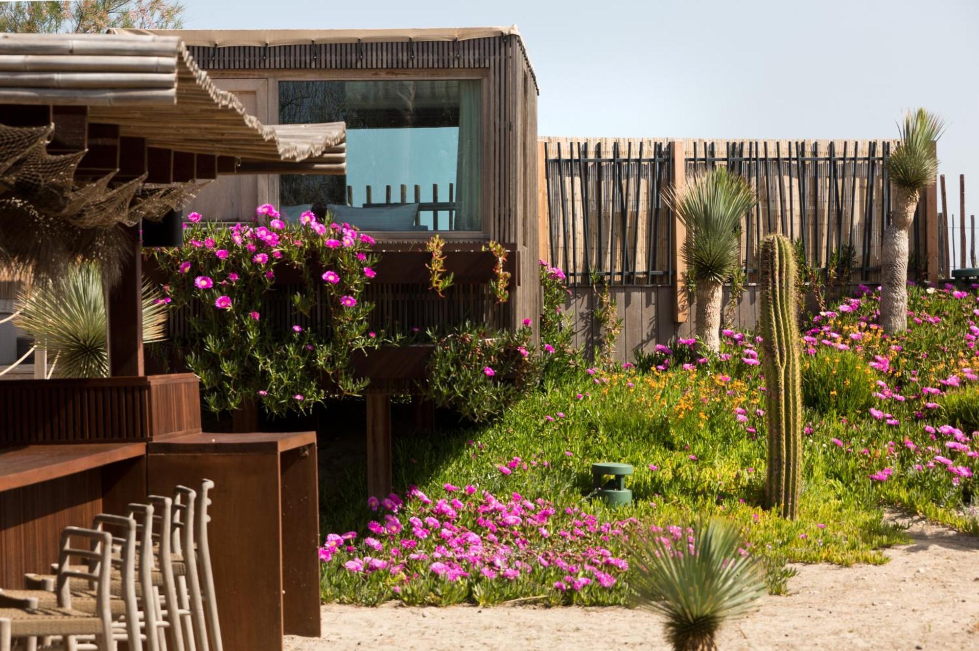 Bungalow Beach Front external bathroom