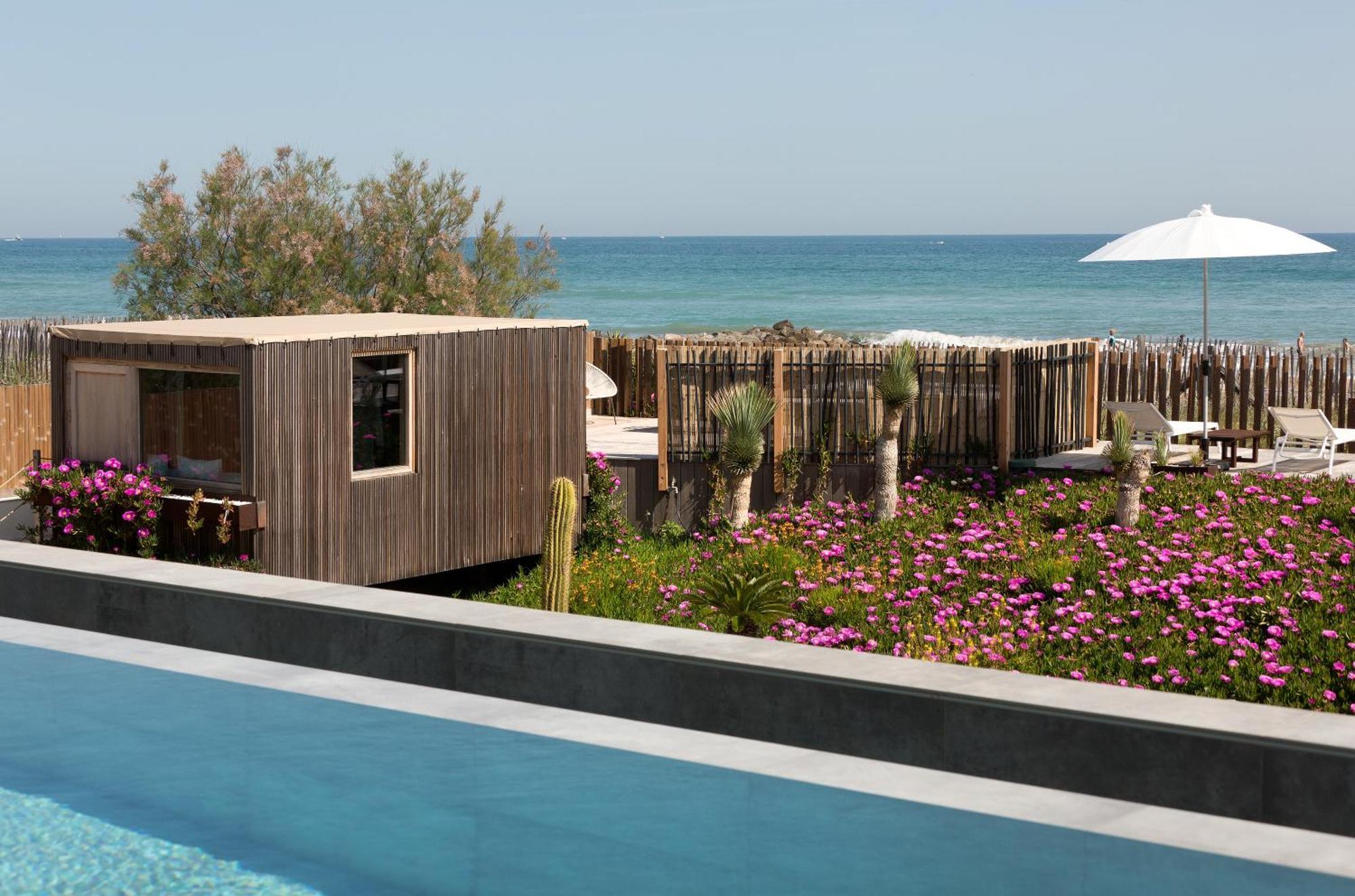 Bungalow Beach Front external bathroom