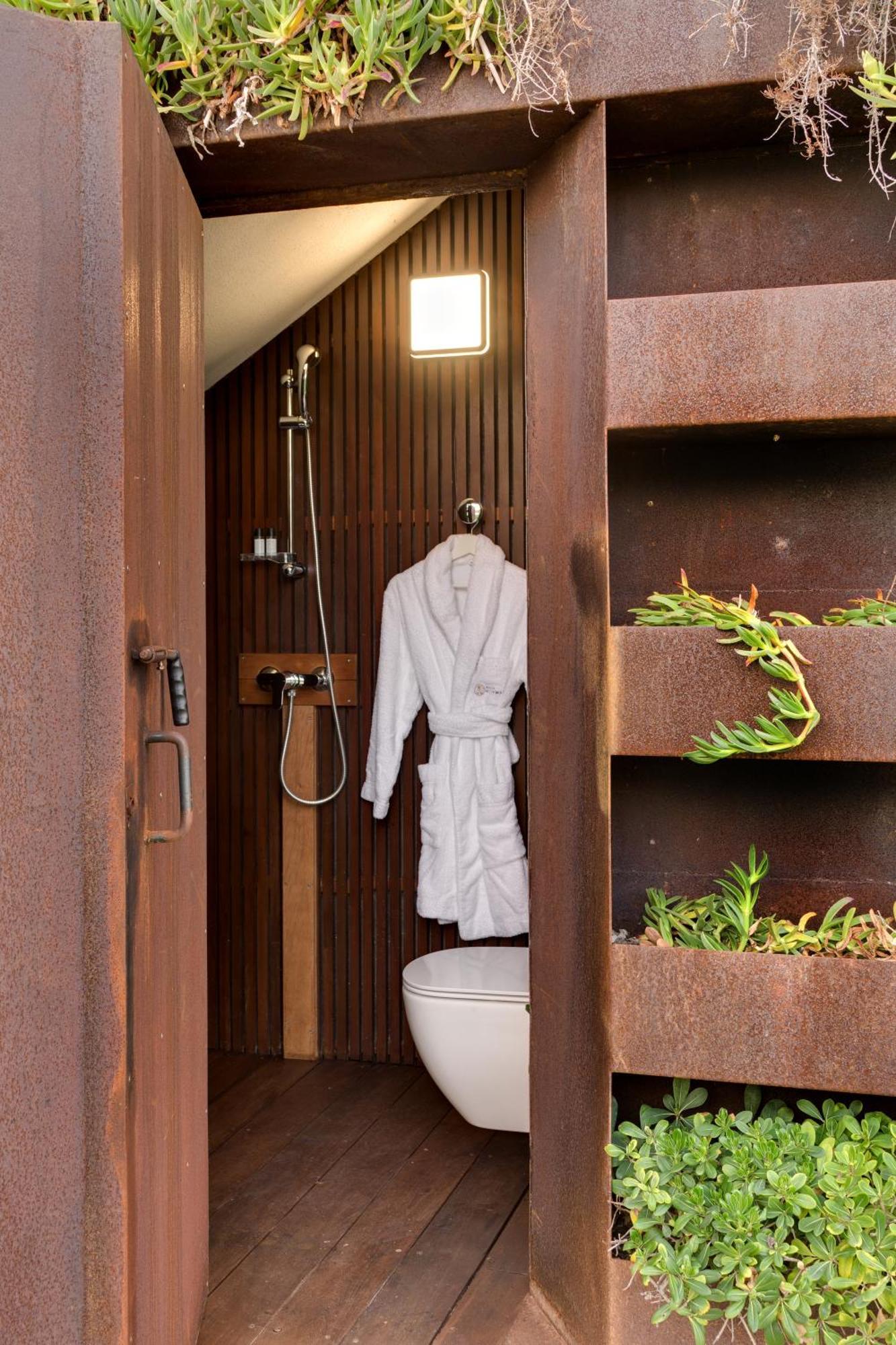 Bungalow Beach Front external bathroom
