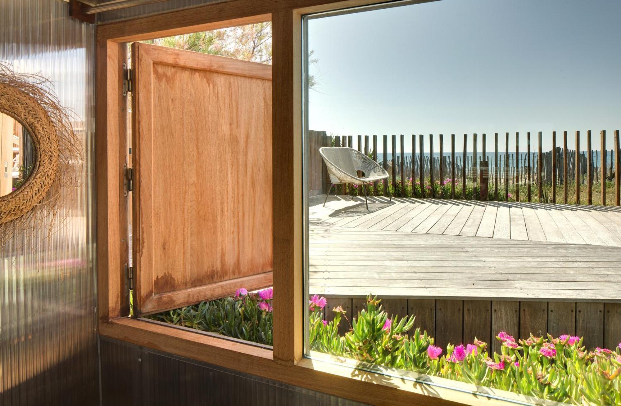 Bungalow Beach Front external bathroom