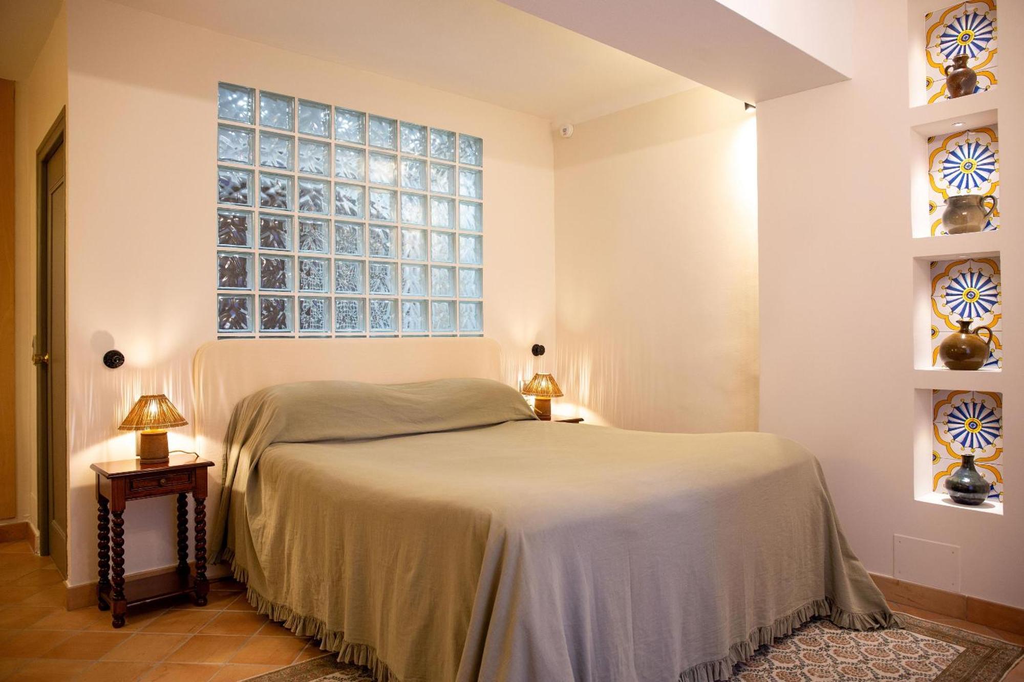 Superior Room,1742575837:JPEG