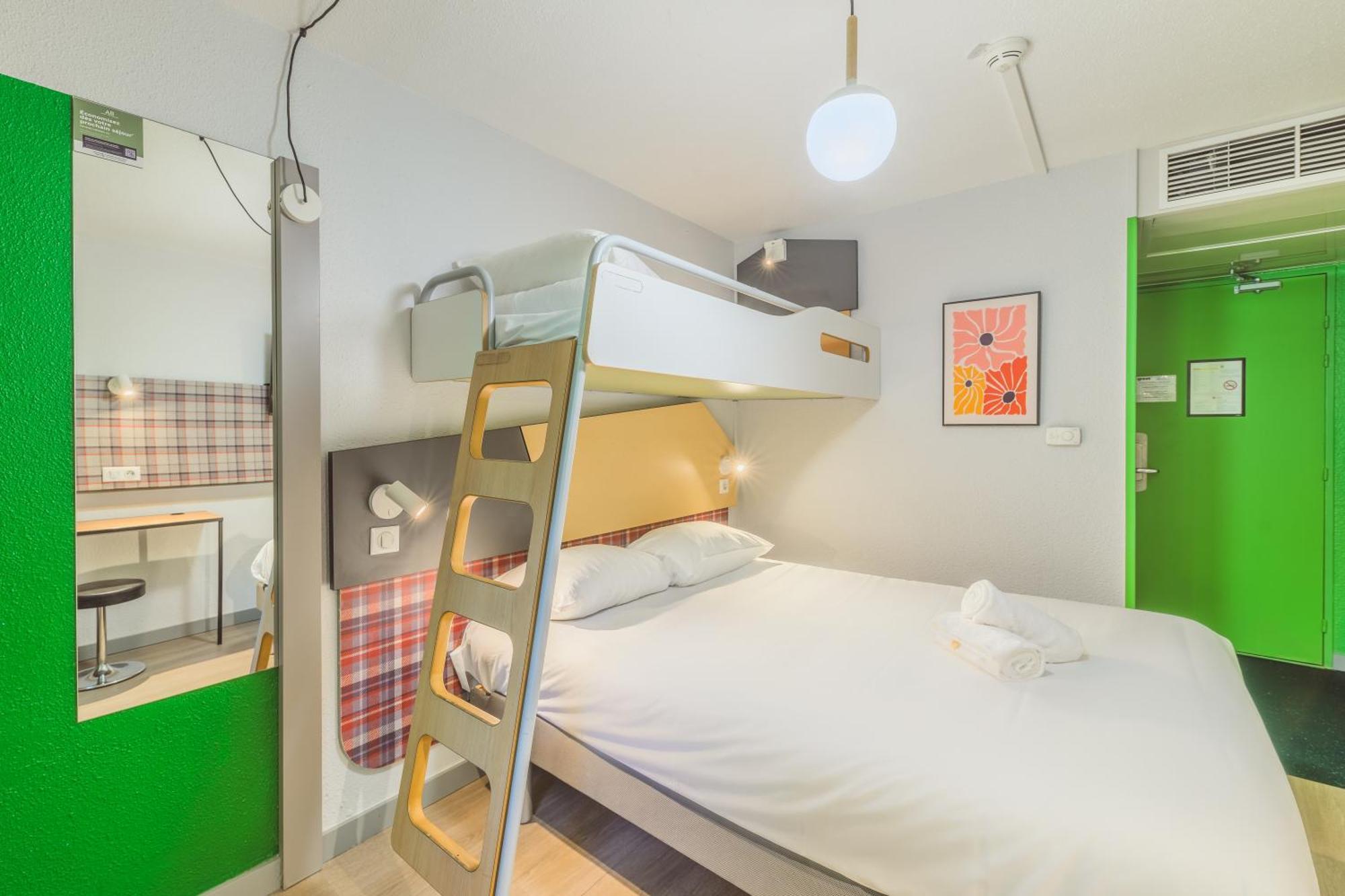 Two Adjacent Double Rooms non communicating