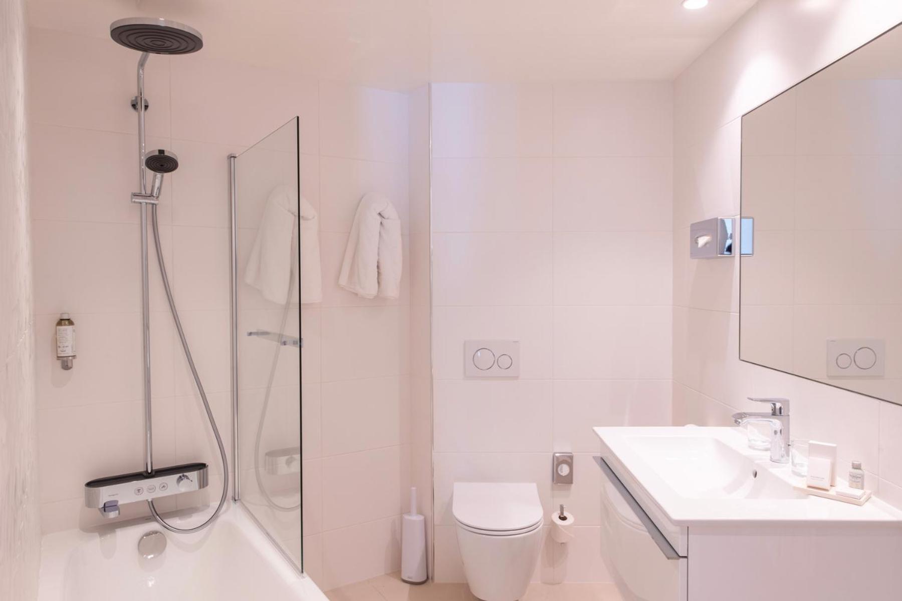 Superior Queen Room,1685094797:JPEG