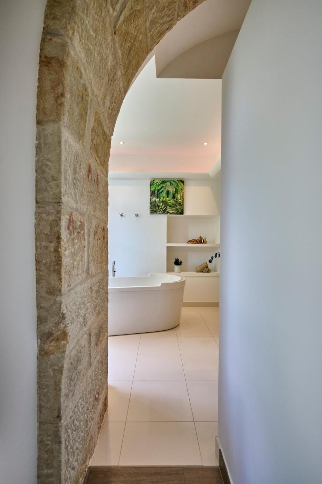 Pauline Suite