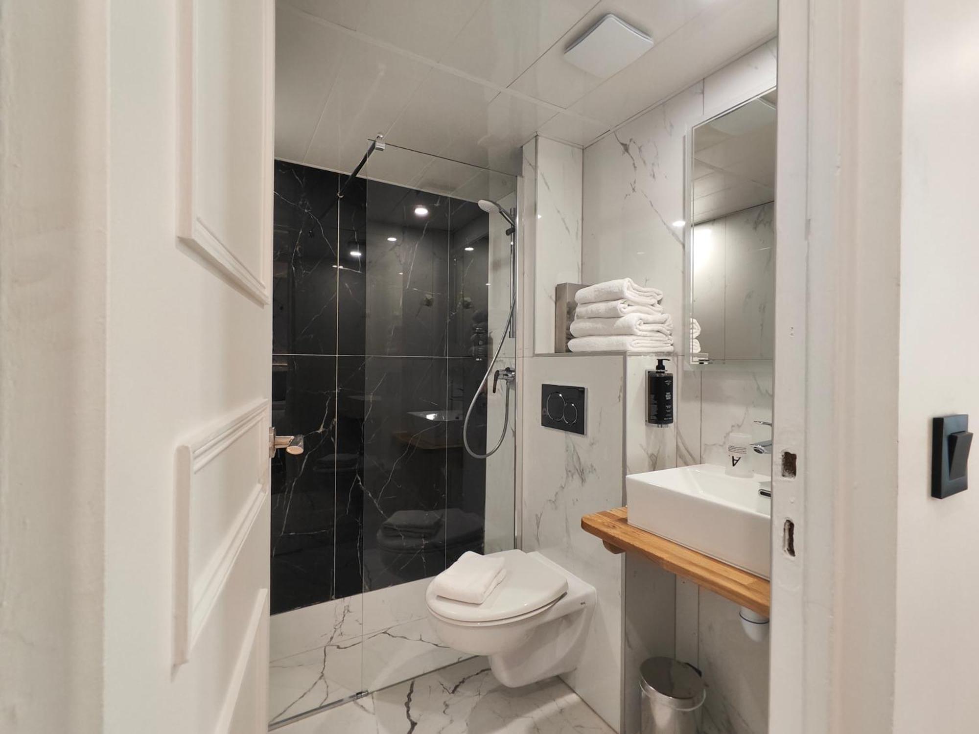 Superior Queen Room,1698846271:JPEG