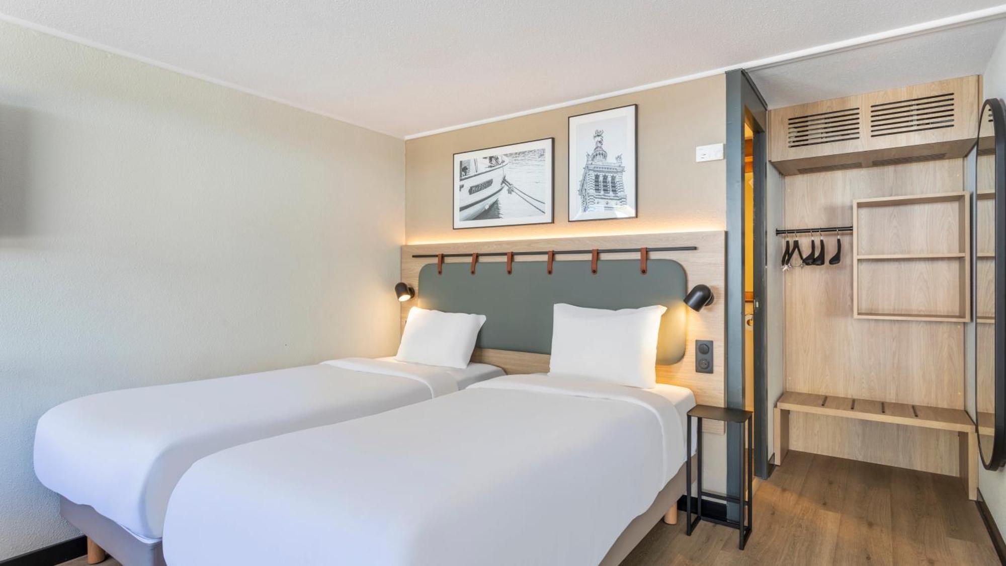 Standard Room 1 Queen Bed