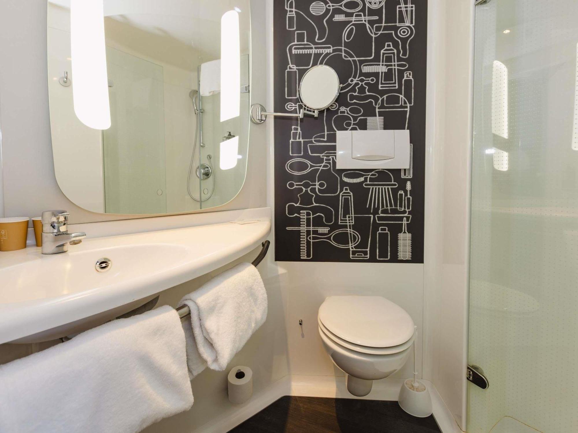 Habitación Confort con cama doble y 2 sofás cama individuales