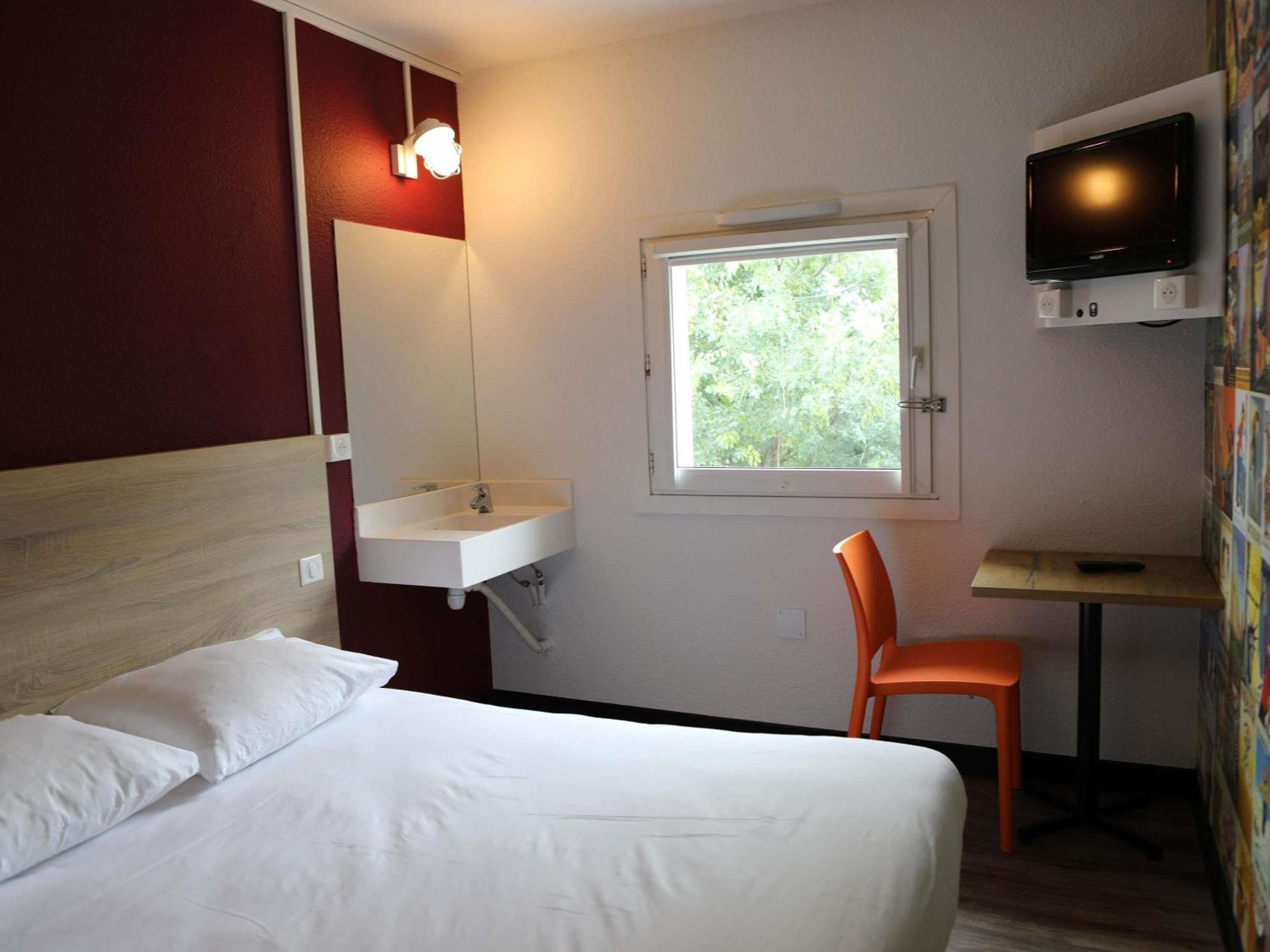 Tandem Room with Shared Bathroom