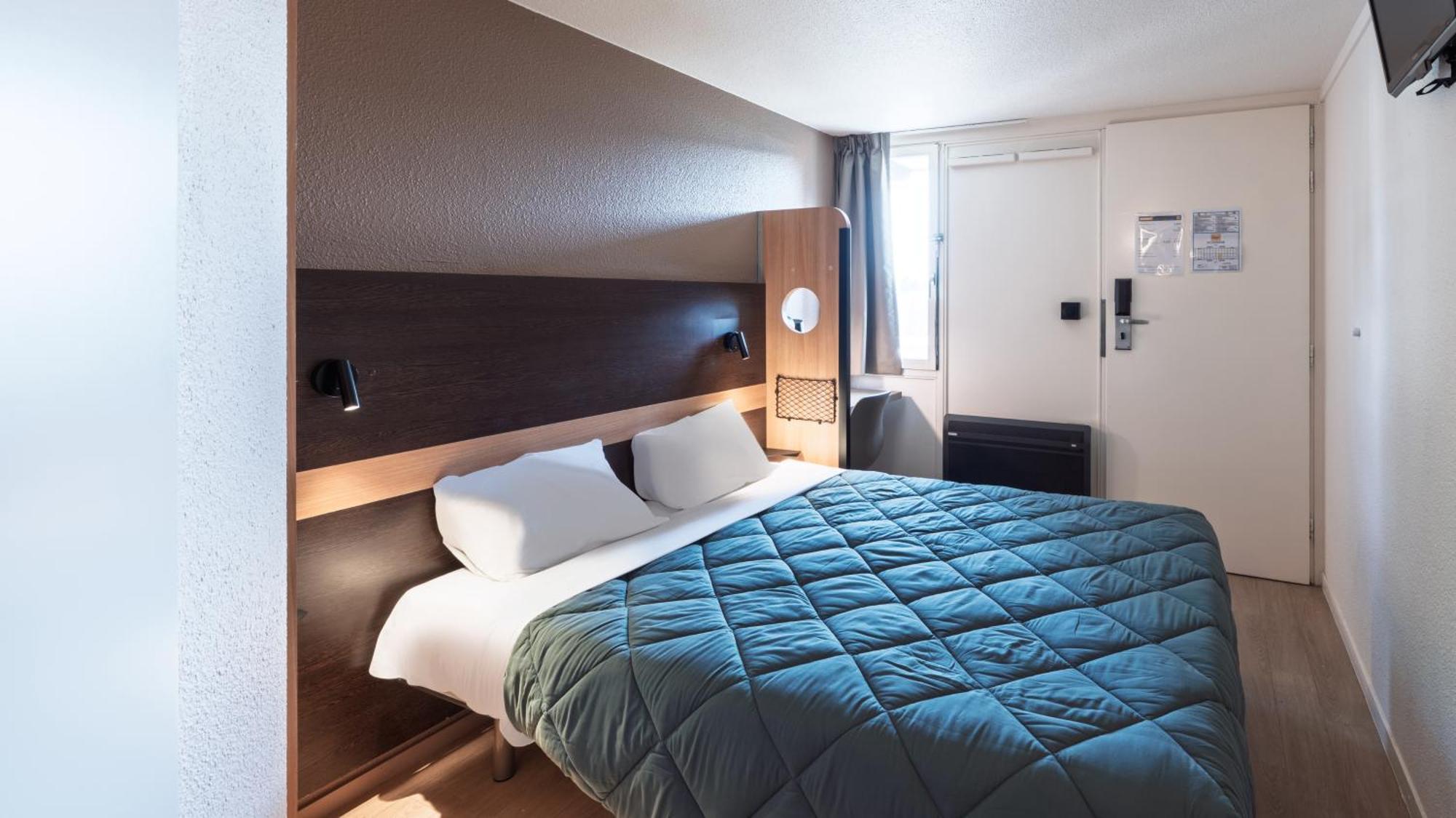 Standard Room 1 Queen Bed