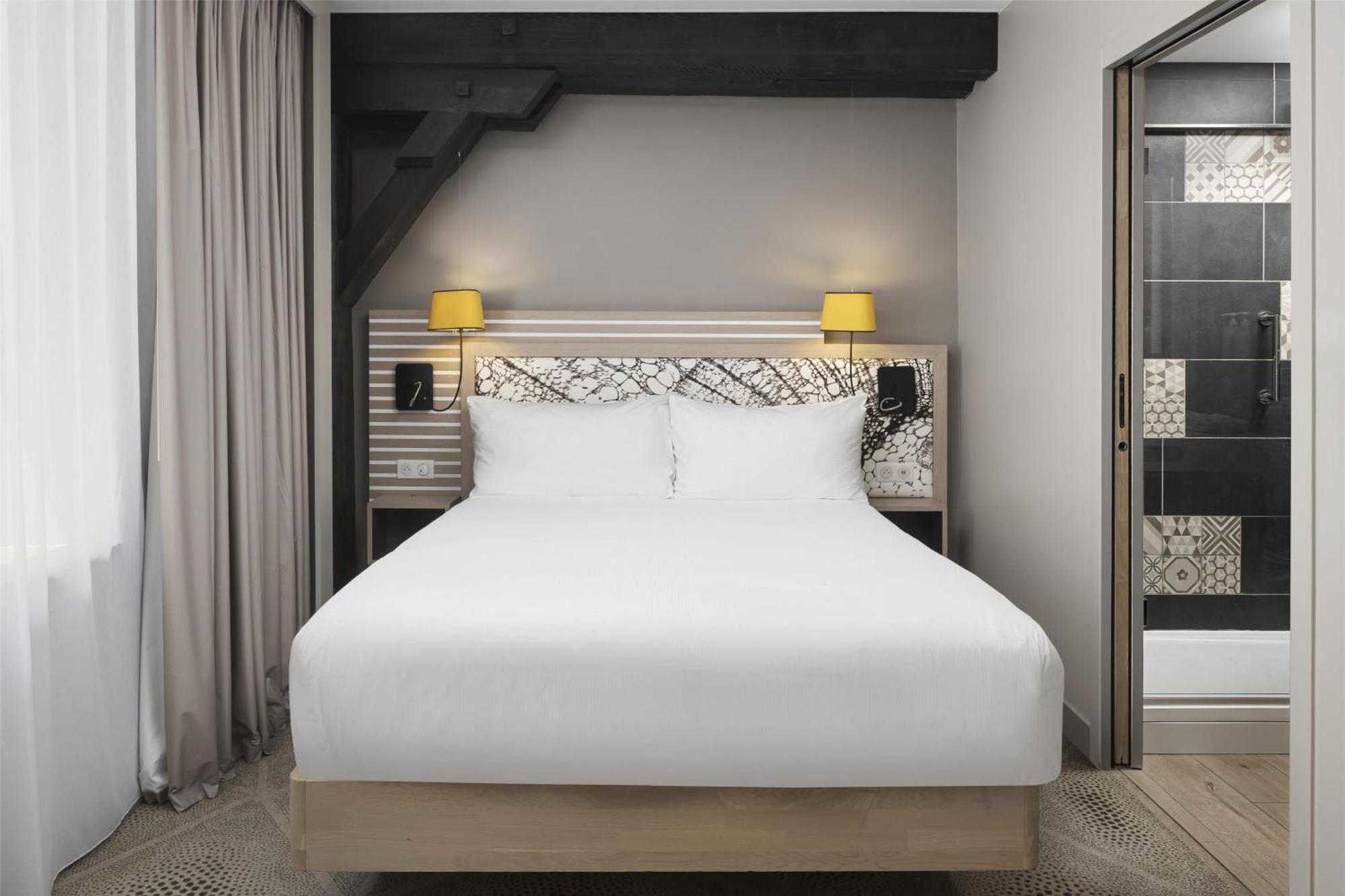 Habitación con cama grande