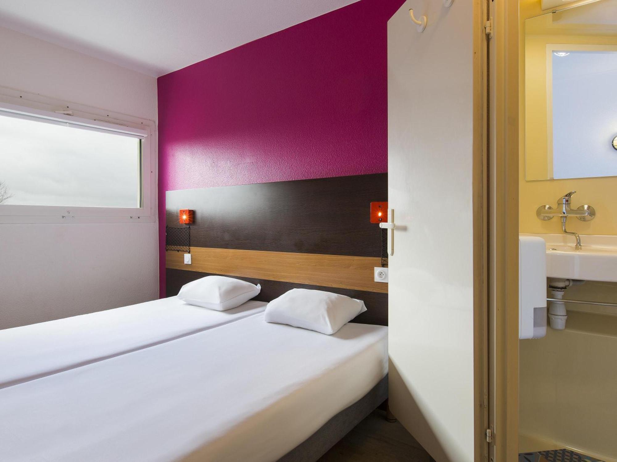 Twin Side Car Room