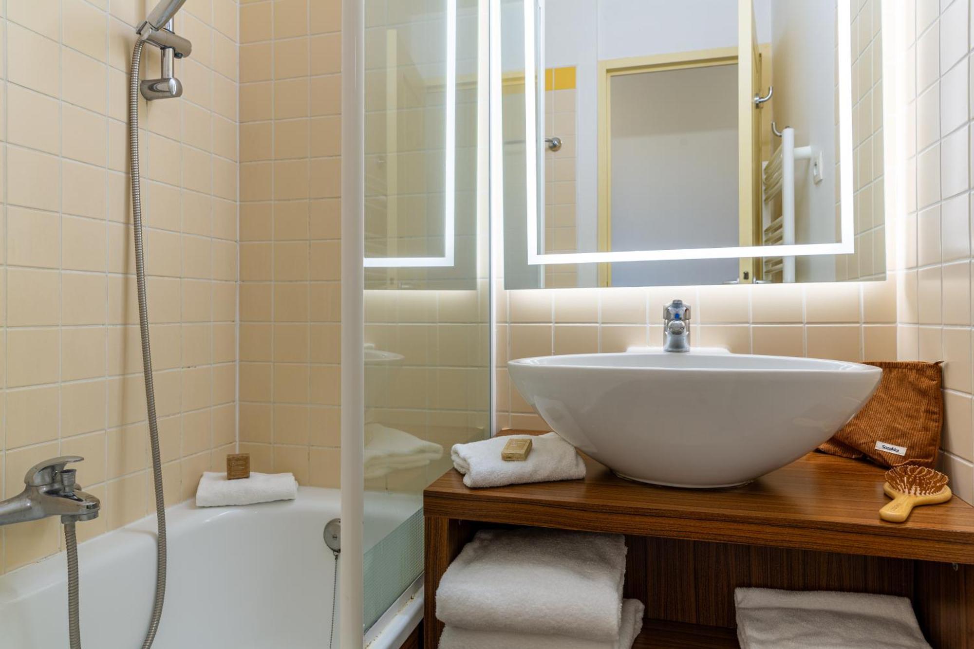 One-Bedroom Apartment with Sleeping Alcove and Terrace or Balcony (6 People)