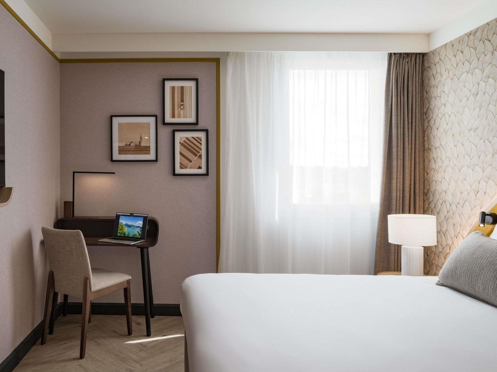Junior King Suite with One Sofa Bed