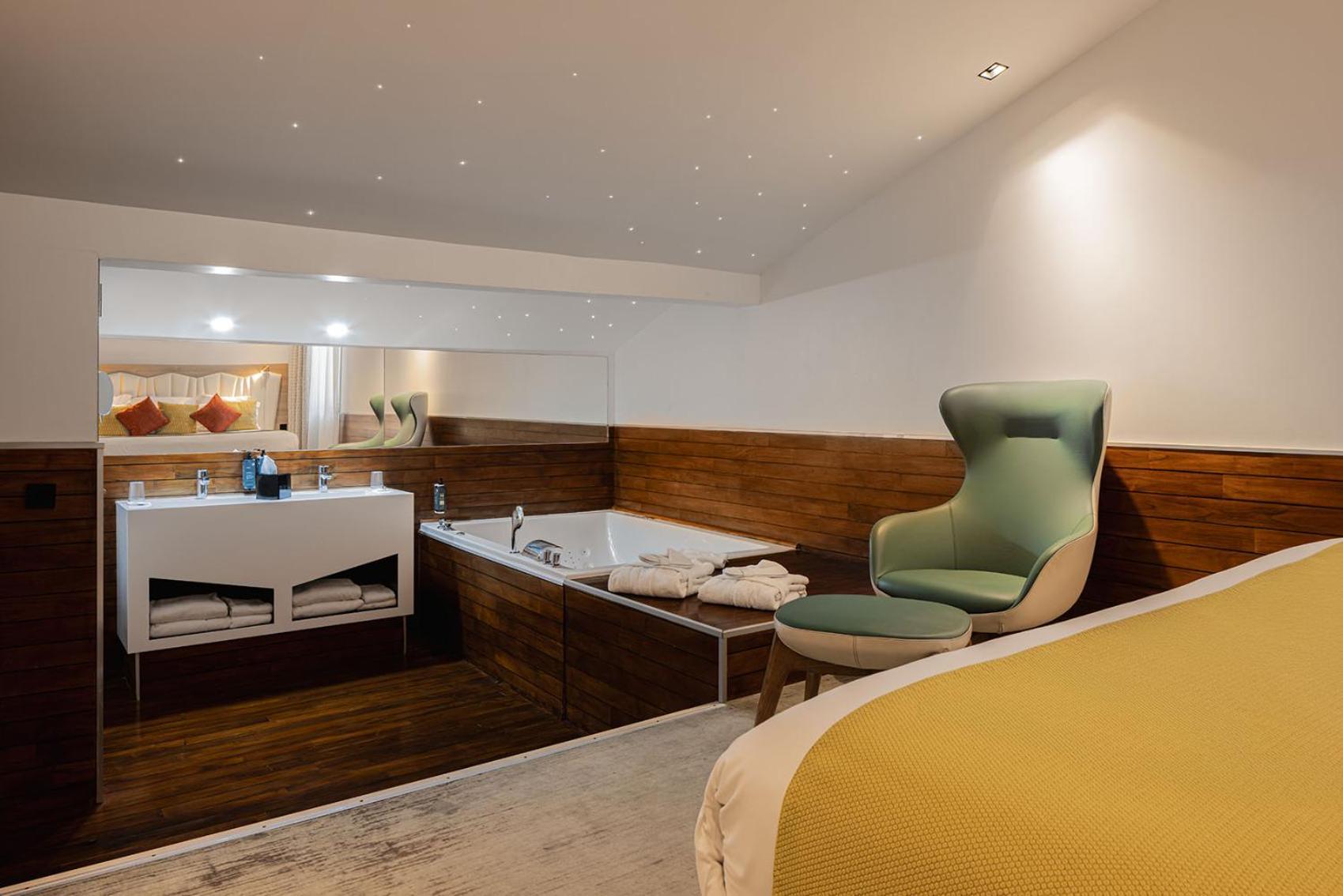 King Suite Bathtub