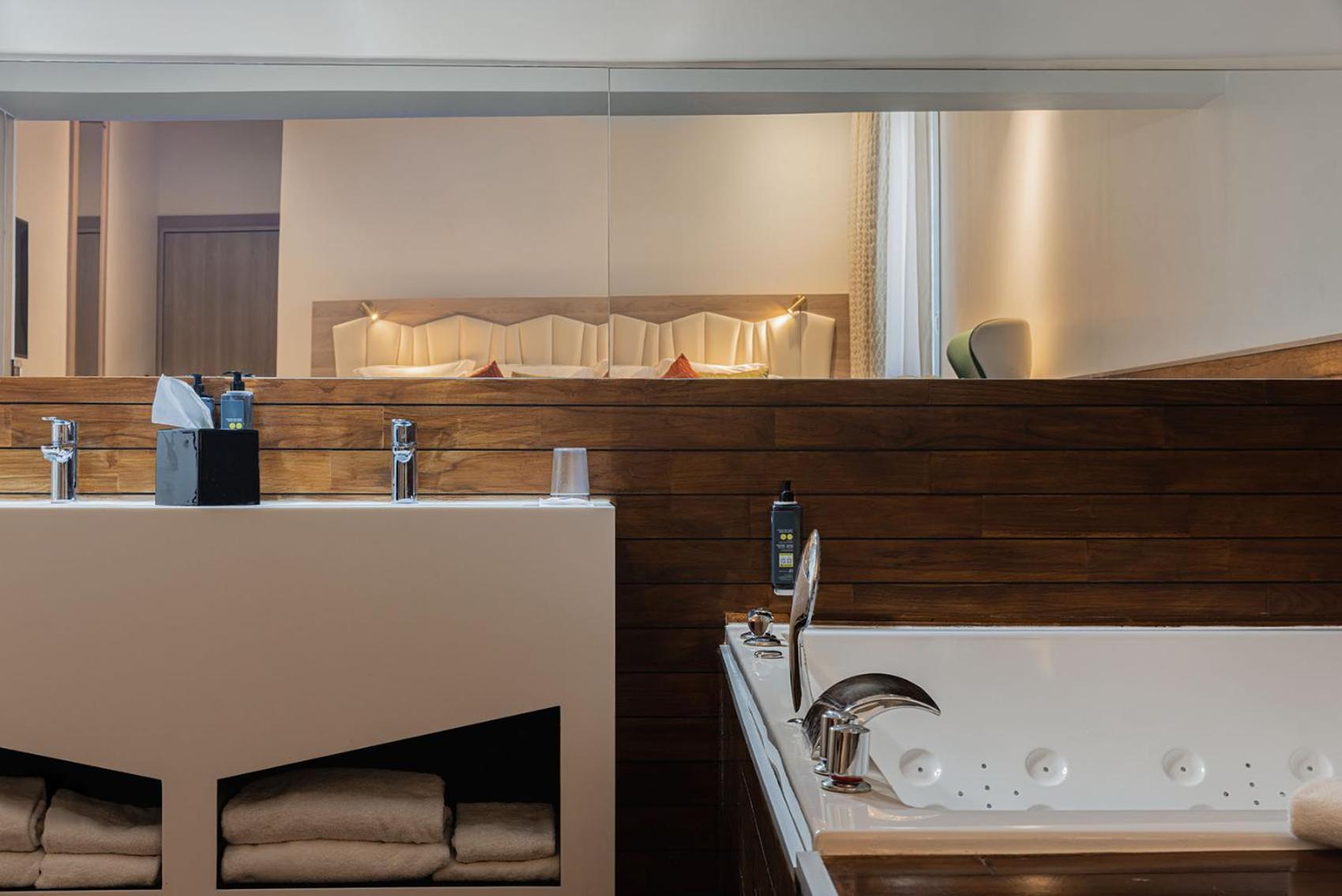 King Suite Bathtub