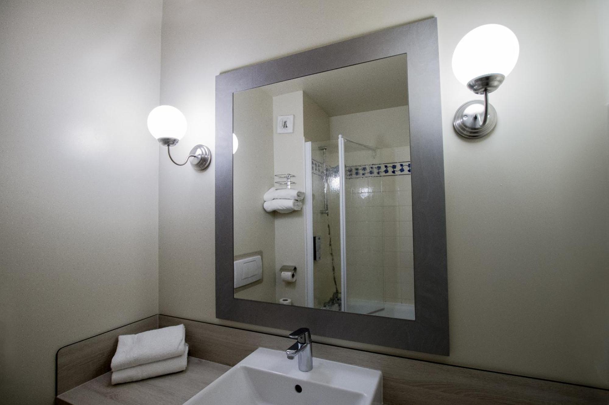 Habitación Doble Estándar con sofá cama y 2 camas