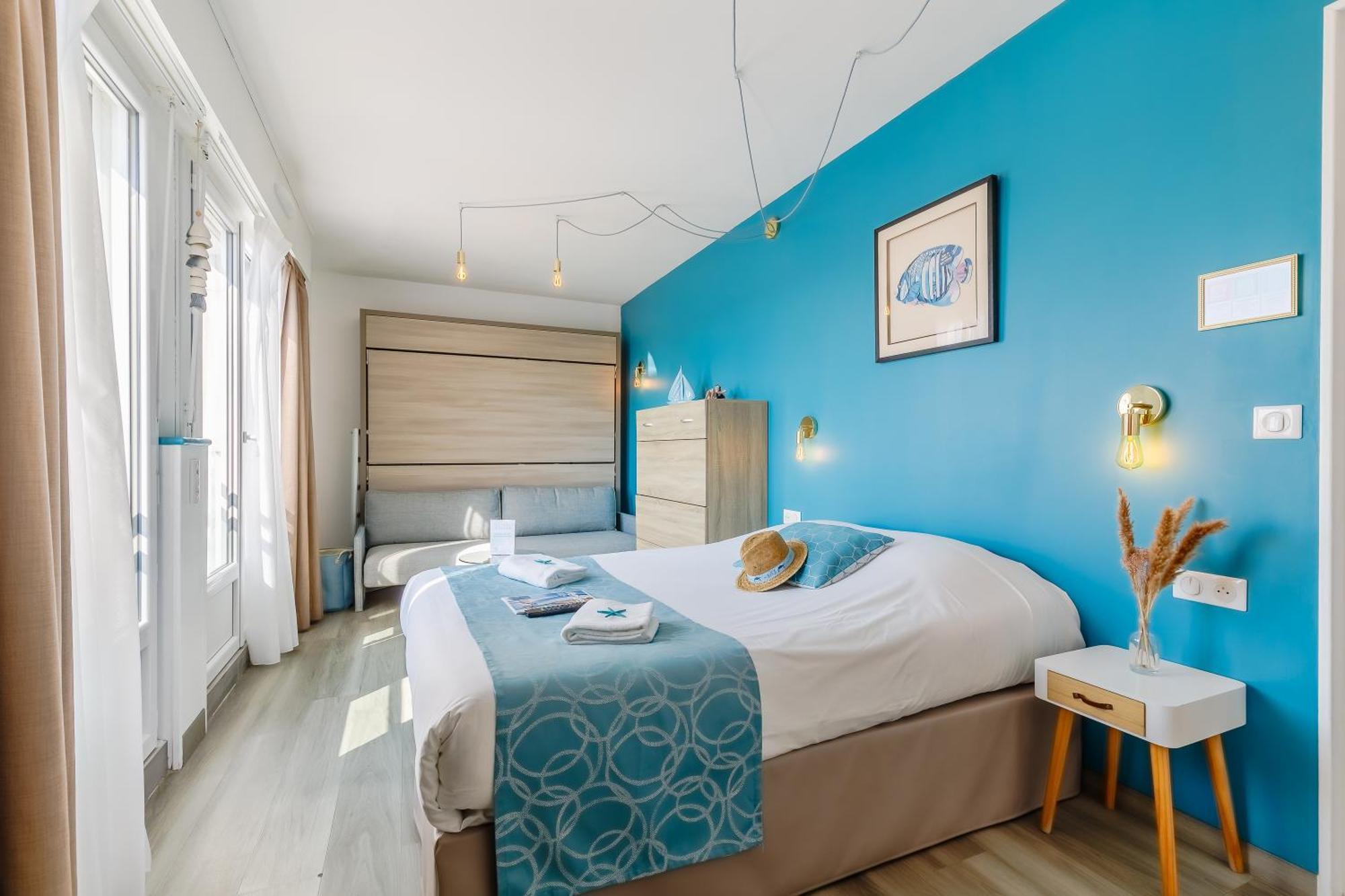 Two Communicating Double Rooms