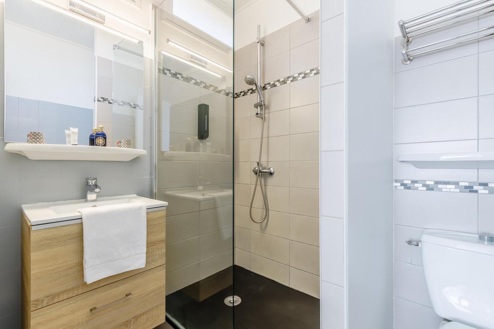 Two Communicating Double Rooms
