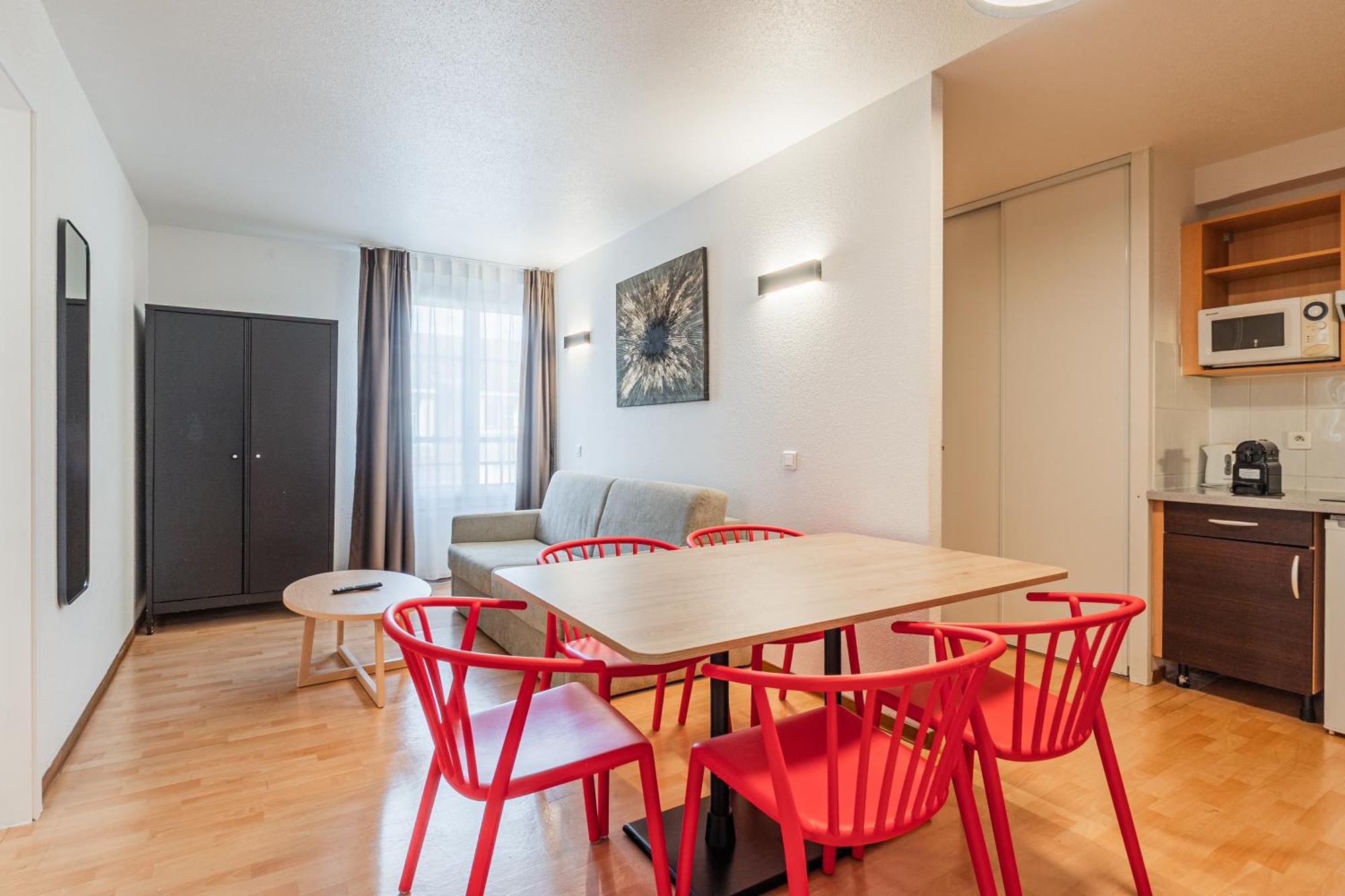Apartment 6 people