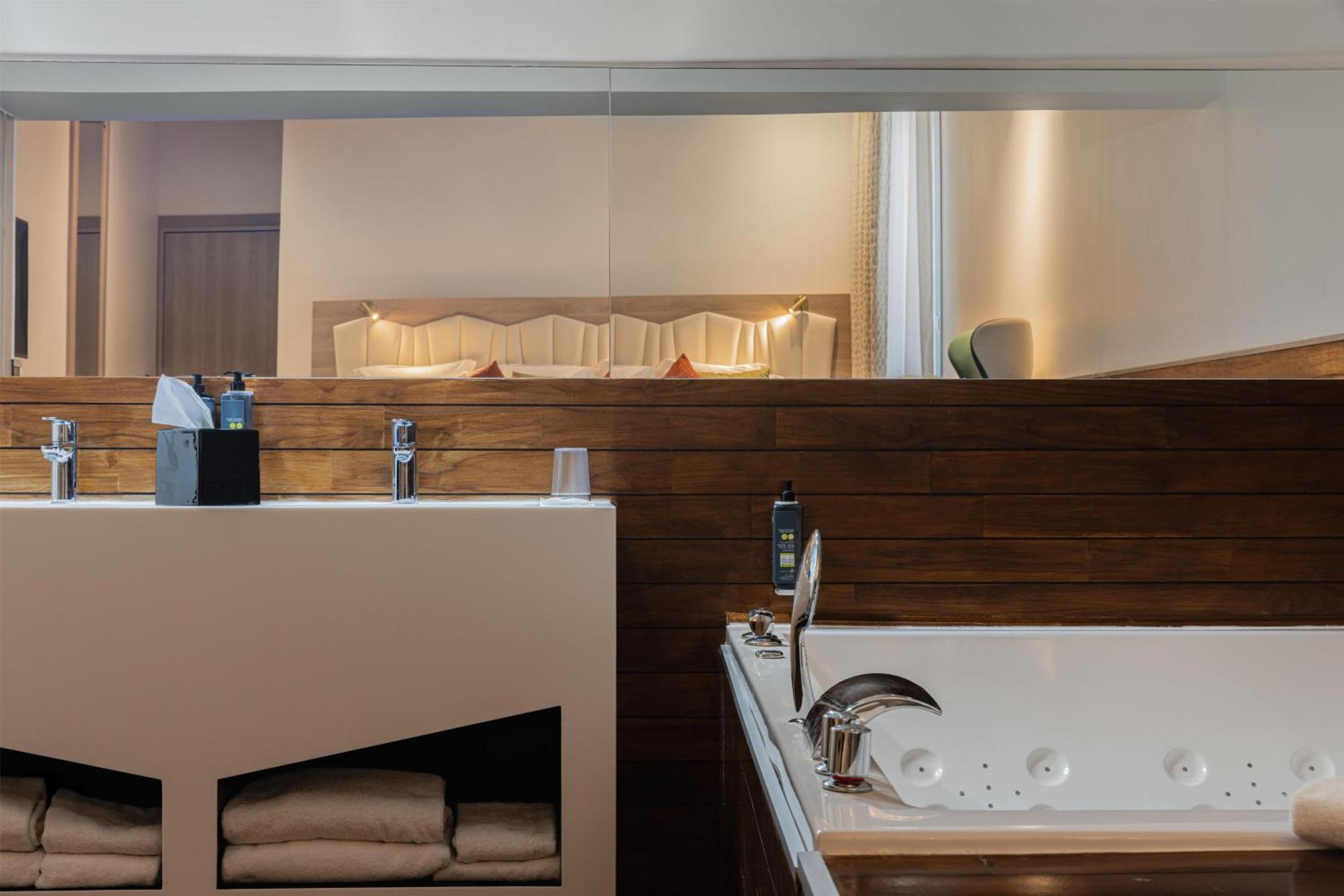 King Suite Bathtub